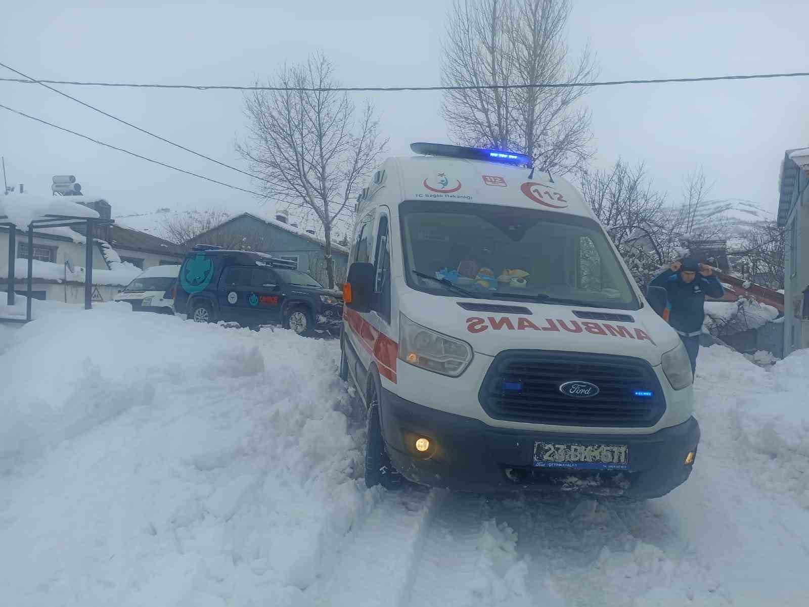 Yolu kapanan k&ouml;yde mahsur kalan KOAH hastasının yardımına UMKE yetişti
