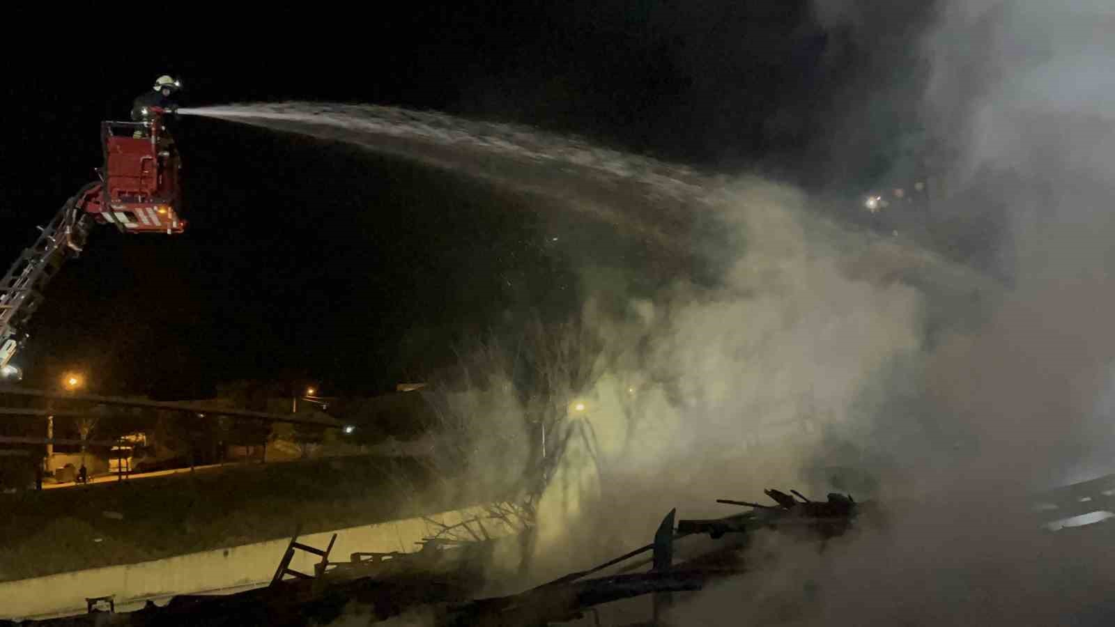 Ahşap dolu depoda &ccedil;ıkan yangın kontrol altına alındı
