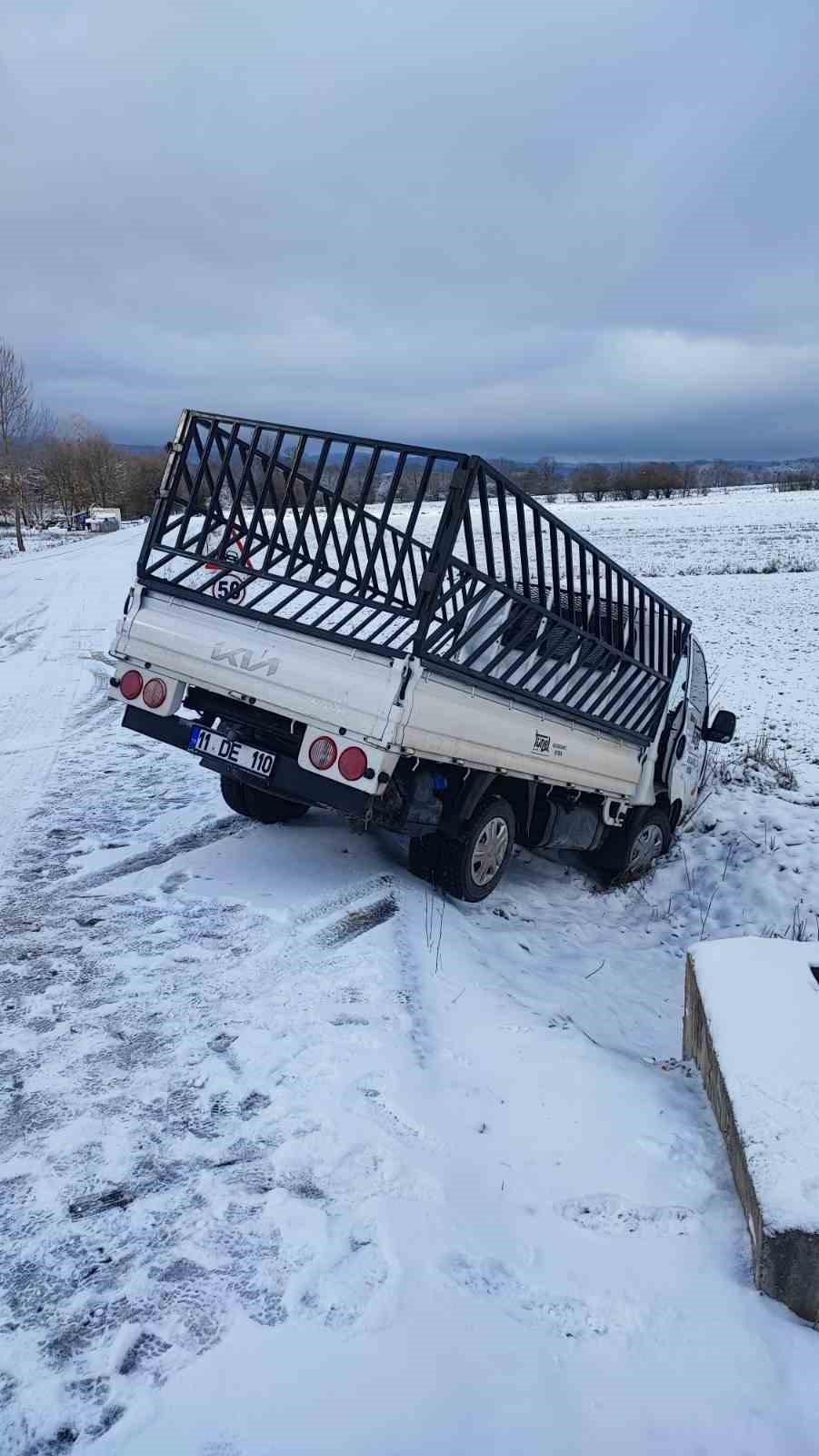 Buzlu yolda kayan ara&ccedil; tarlaya u&ccedil;tu; 1 yaralı
