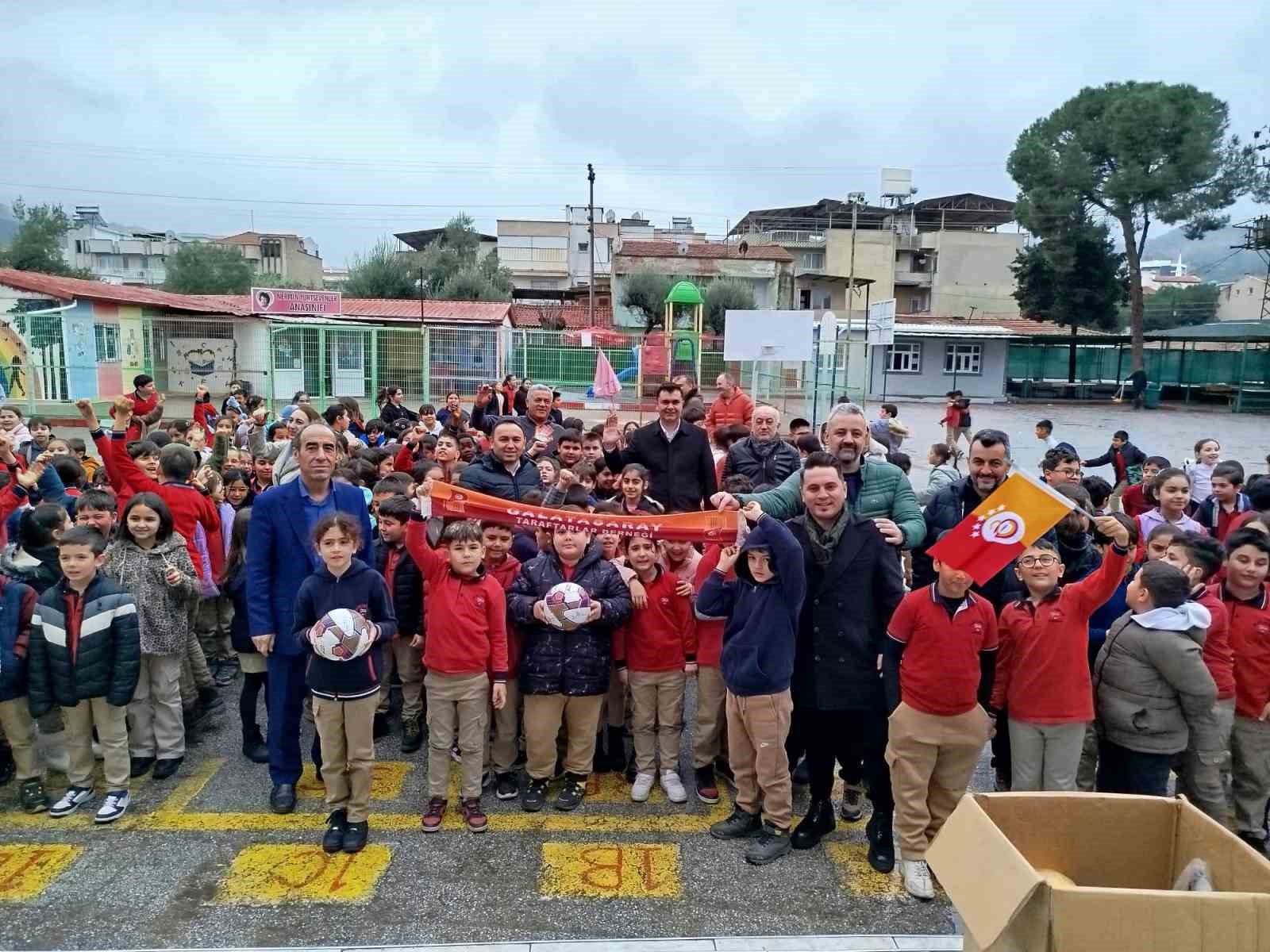 Salihli&rsquo;de Galatasaraylı taraftarlardan eğitime spor malzemesi desteği
