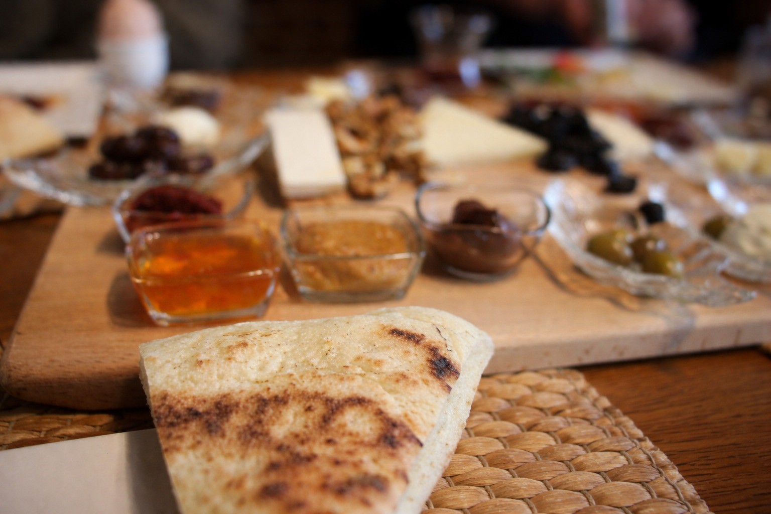 Elinin hamuru ile ekmeğini kazanıyor