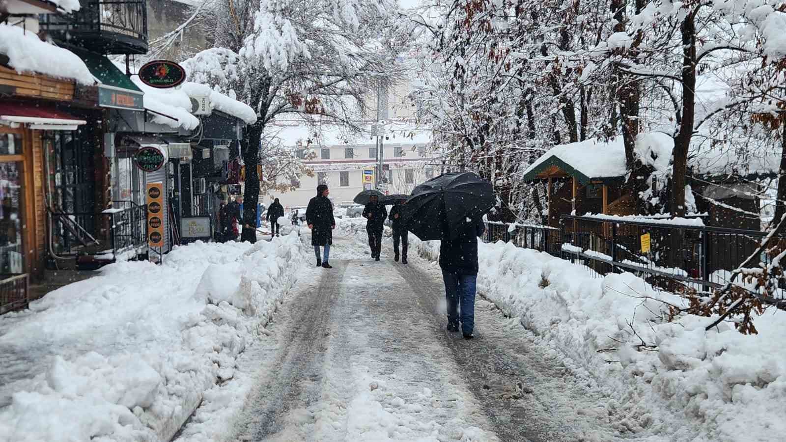 Tunceli&rsquo;de yoğun kar yağışı etkili oldu
