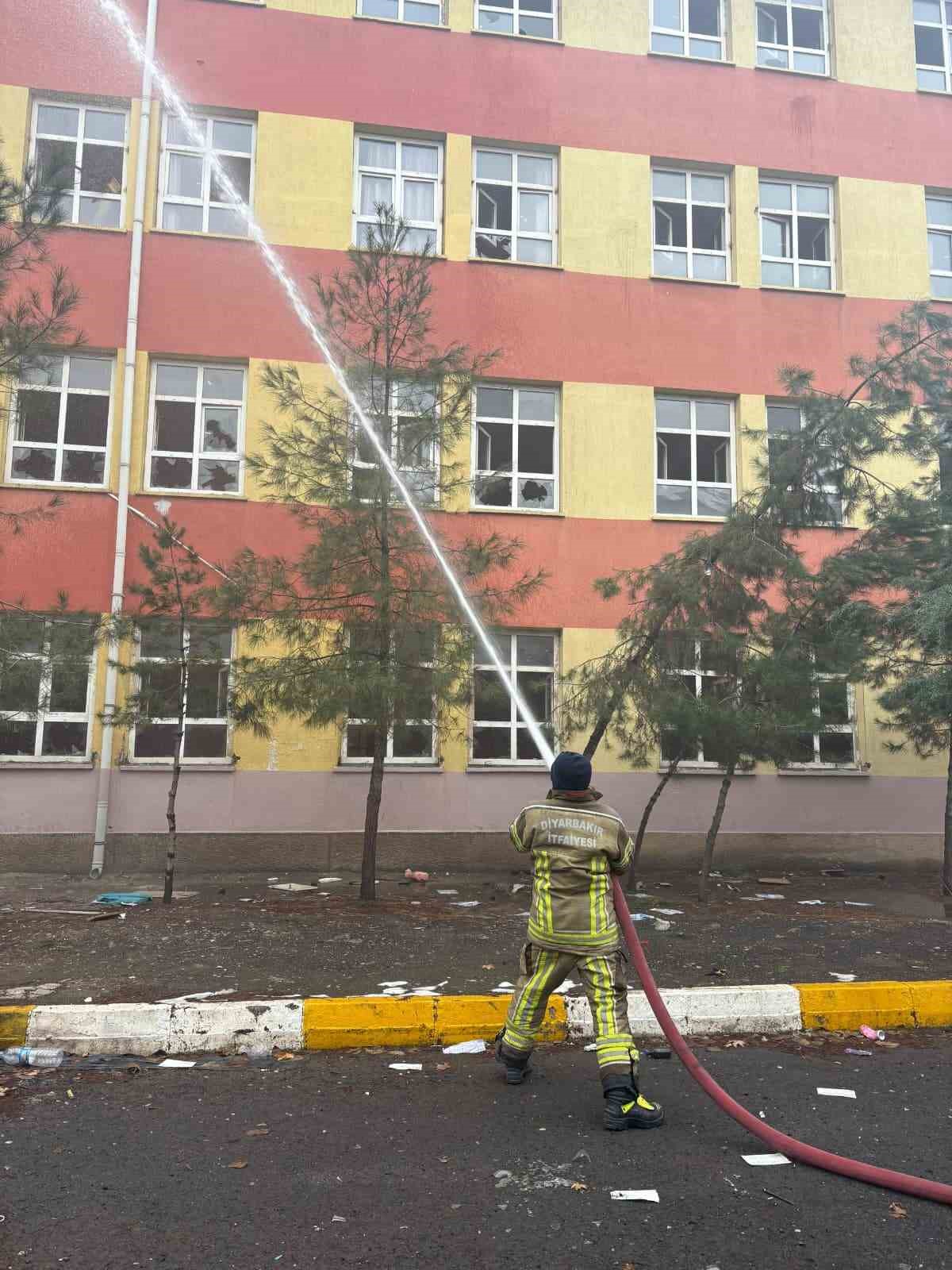 Diyarbakır’da boş okulda yangın