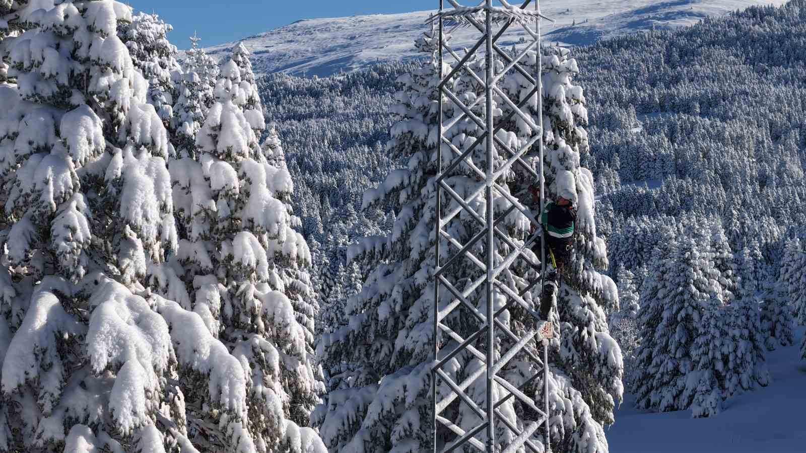 Uludağ&rsquo;da beline kadar kara g&ouml;m&uuml;len ekiplerin zorlu mesaisi
