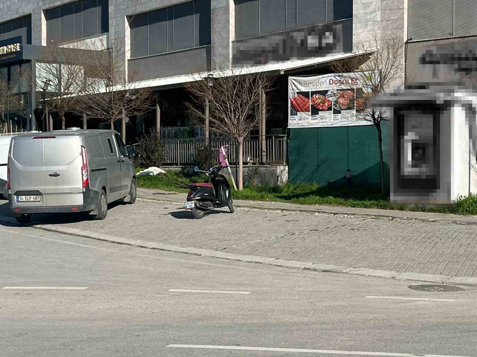 İzmir&rsquo;de g&uuml;venlikleri darp edip banka aracını soydular
