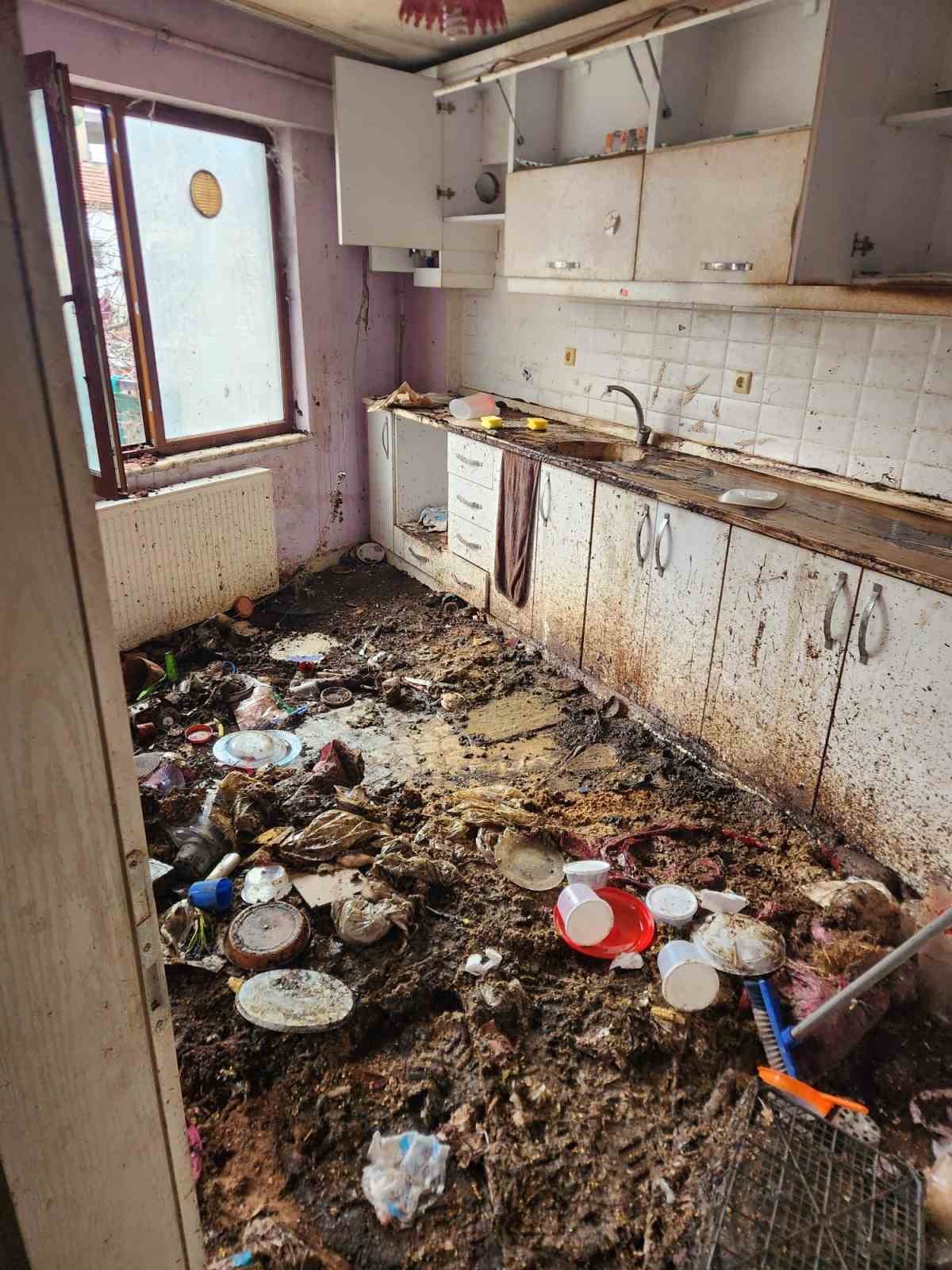 G&ouml;r&uuml;kle&rsquo;de iki katlı &ccedil;&ouml;p evden 9 kamyon &ccedil;&ouml;p &ccedil;ıktı
