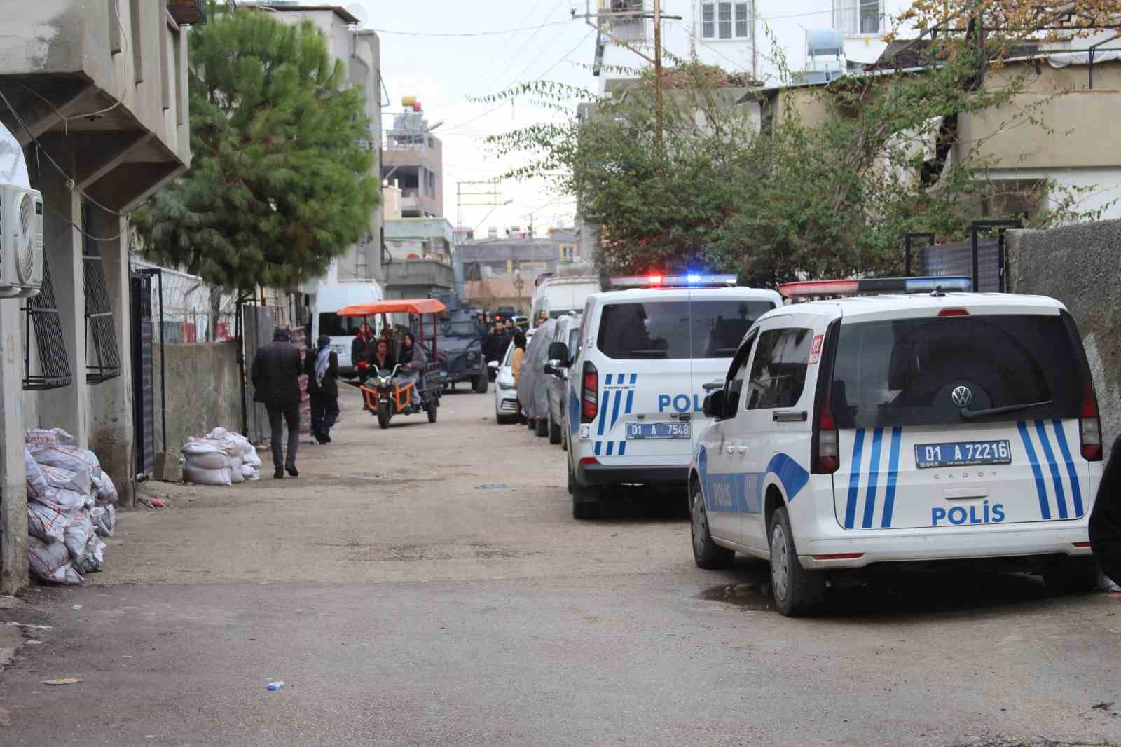 Adana&rsquo;da taşlı, sopalı, silahlı kavga: 1 &ouml;l&uuml;, 5 yaralı
