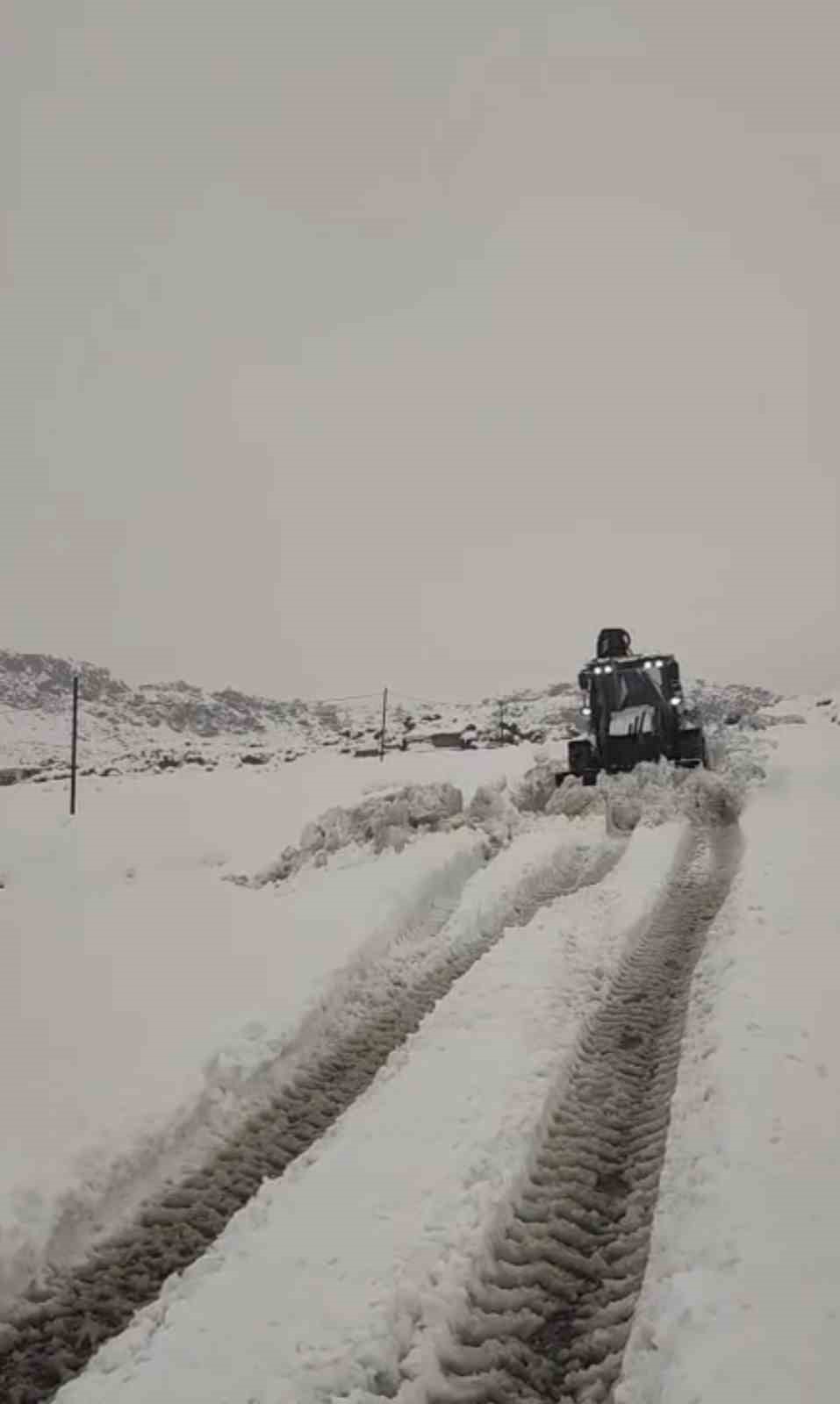 &Ccedil;ermik&rsquo;te kardan dolayı kapanan mahalle yolları ulaşıma a&ccedil;ıldı

