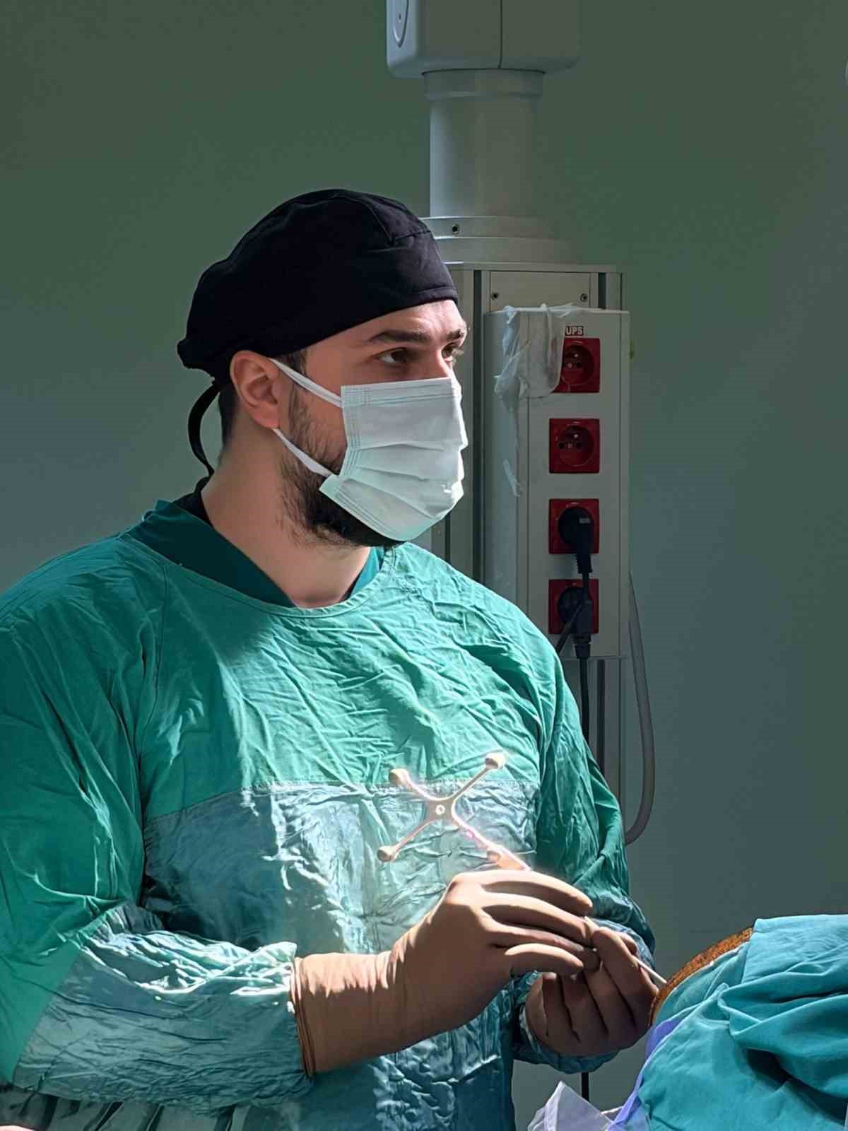 Ağrı&rsquo;da ilk beyin t&uuml;m&ouml;r&uuml; ameliyatı başarıyla ger&ccedil;ekleştirildi
