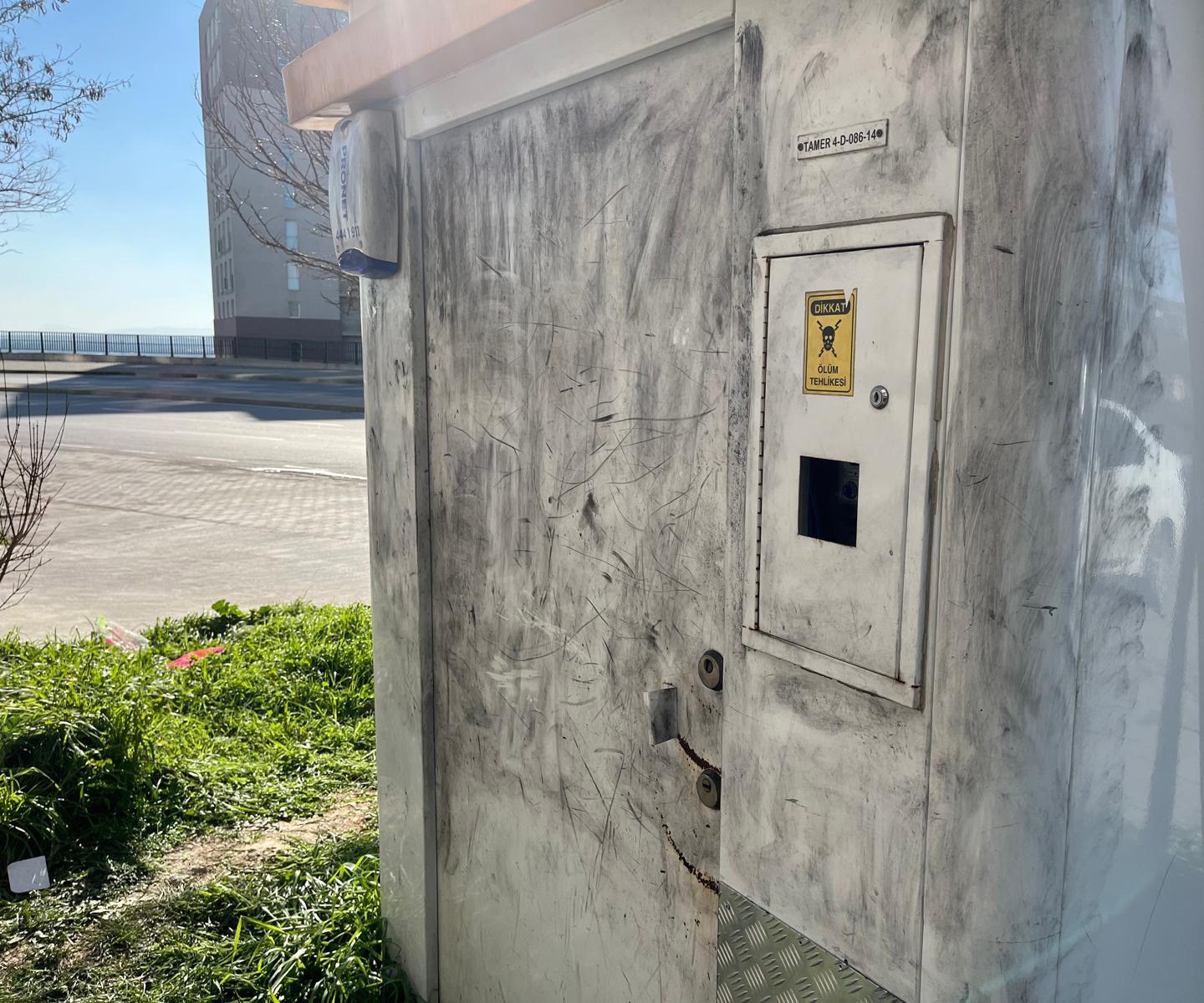 İzmir&rsquo;de banka aracından y&uuml;kl&uuml; miktarda vurgun
