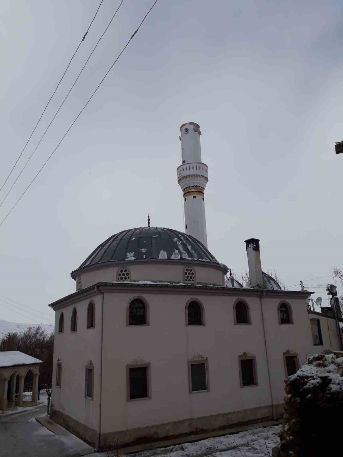 Sivas’ta şiddetli rüzgar cami minaresinin külahını uçurdu