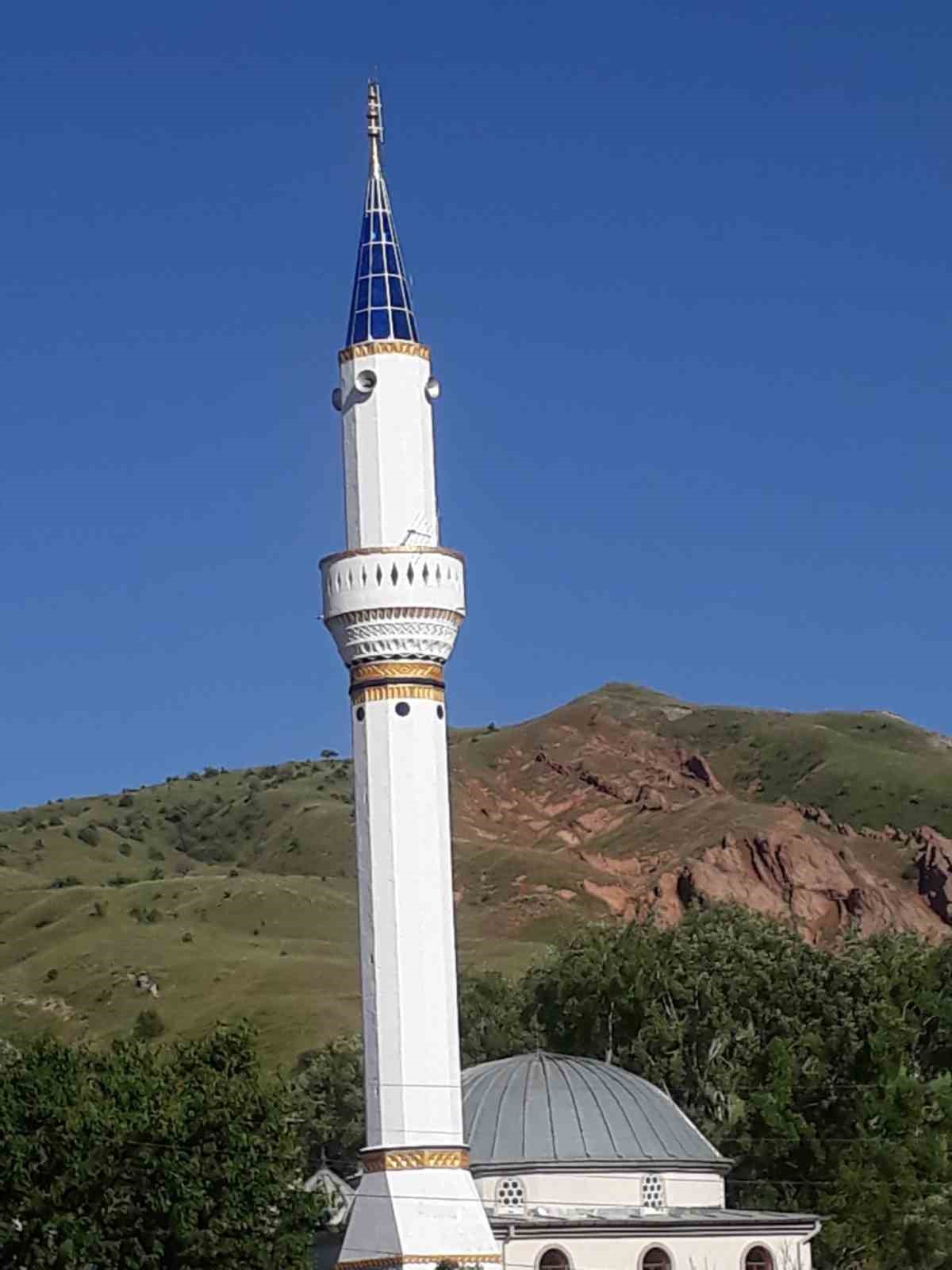 Sivas&rsquo;ta şiddetli r&uuml;zgar cami minaresinin k&uuml;lahını u&ccedil;urdu
