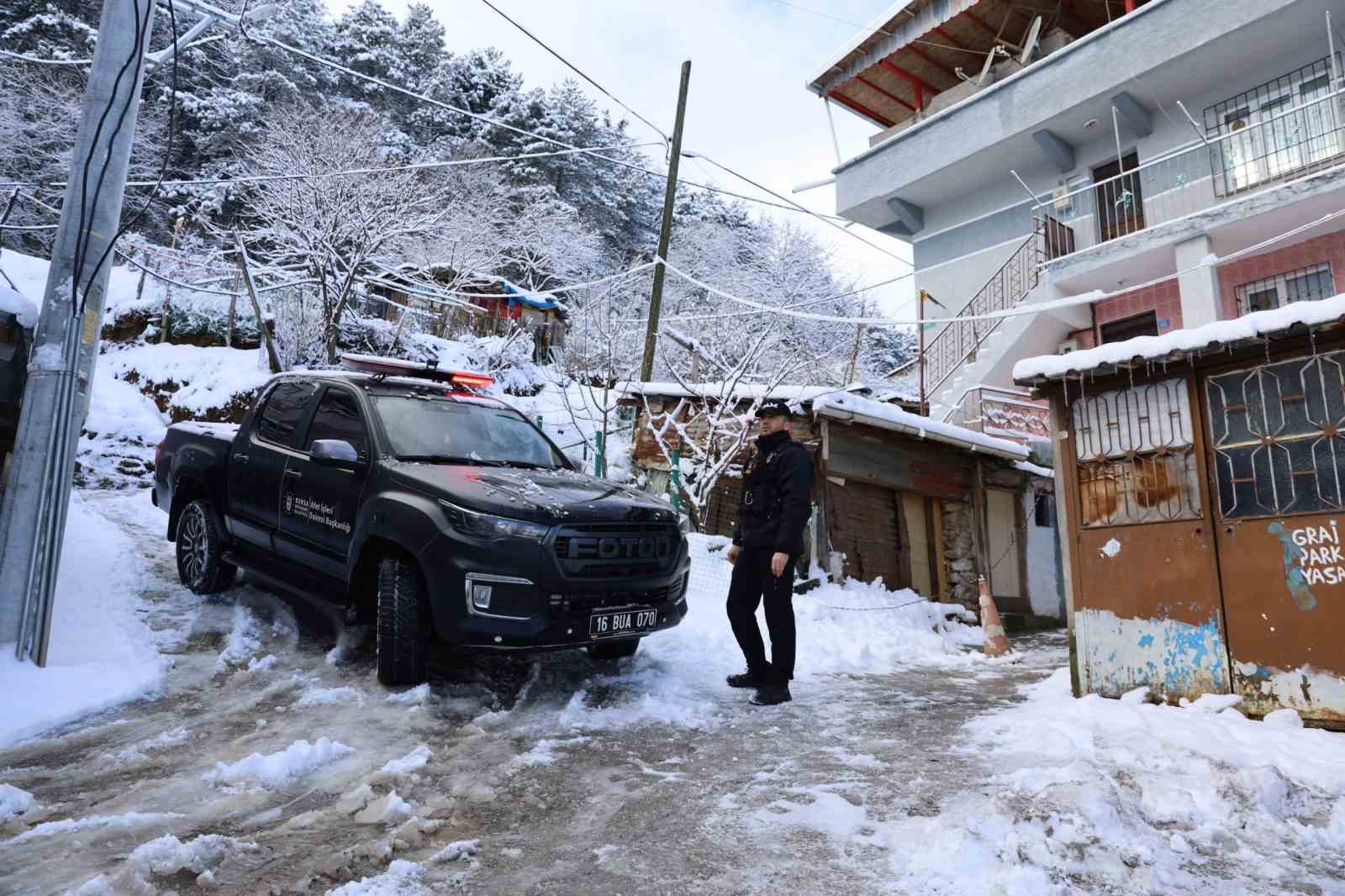 Kardan yolu kapanan hastaya b&uuml;y&uuml;kşehir ekipleri yetişti
