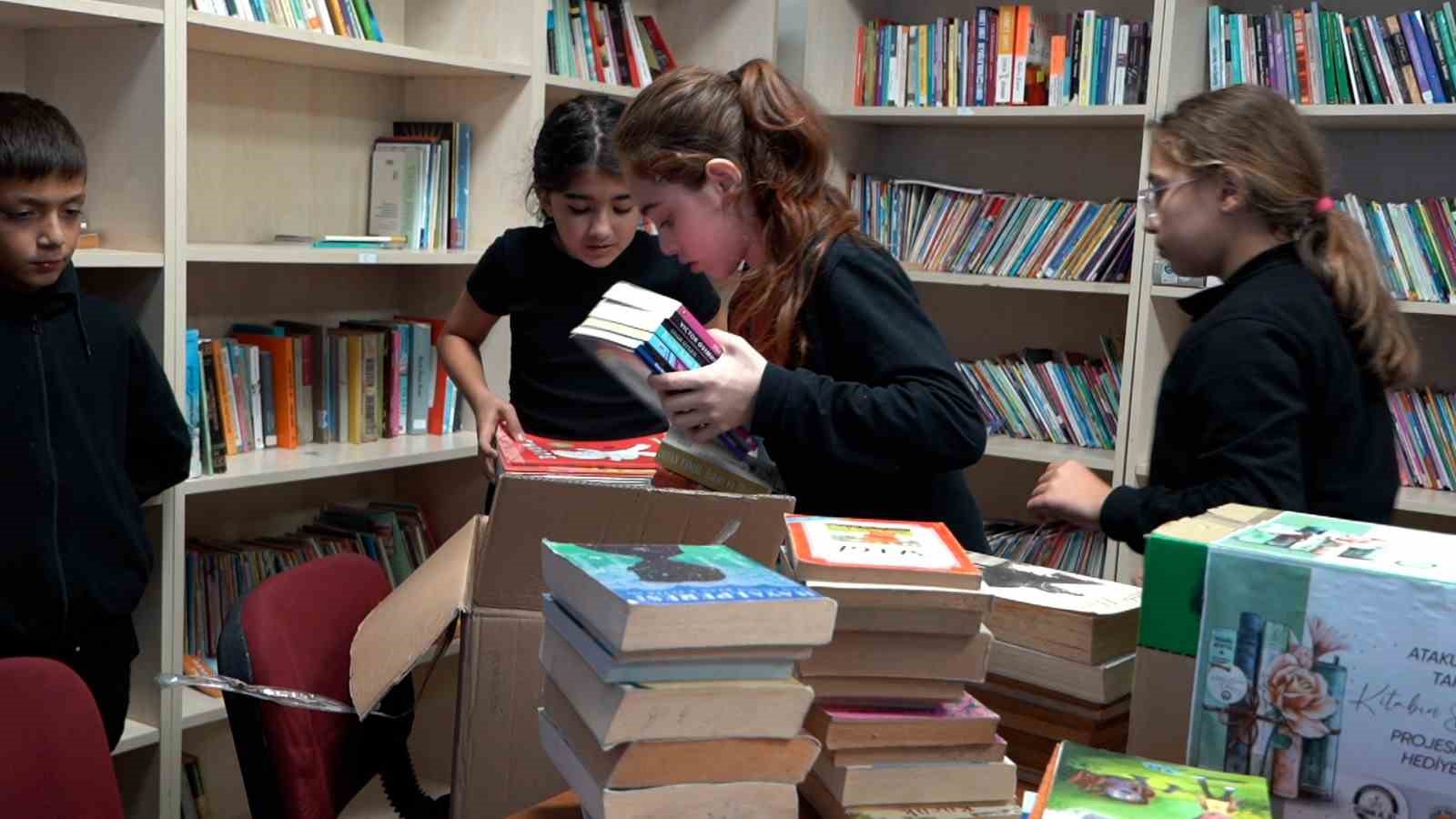 Atakum&rsquo;da 10 binin &uuml;zerinde kitap &ouml;ğrencilerle buluştu

