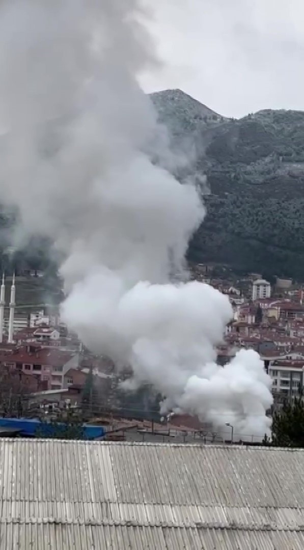 Amasya&rsquo;da yangında mahsur kalan k&ouml;peği muhtar kurtardı
