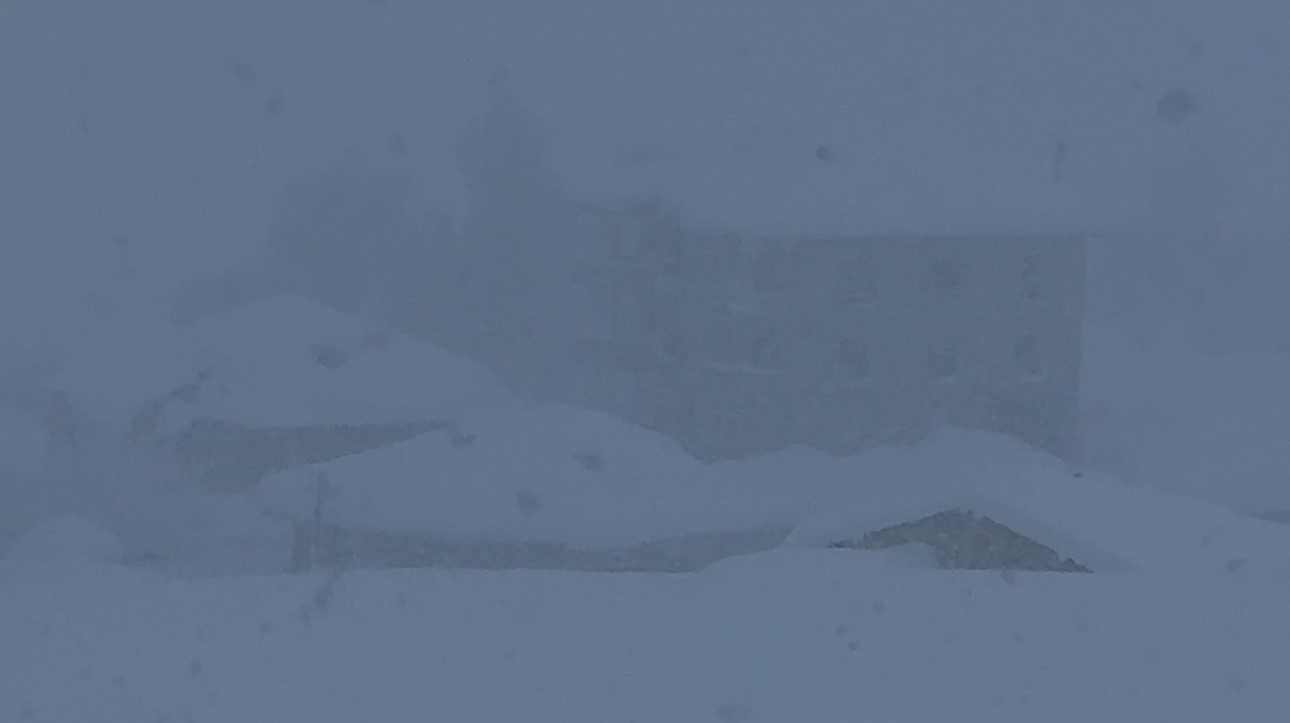 Y&uuml;ksekova&rsquo;da kar yağışı ve sis ulaşımı aksatıyor
