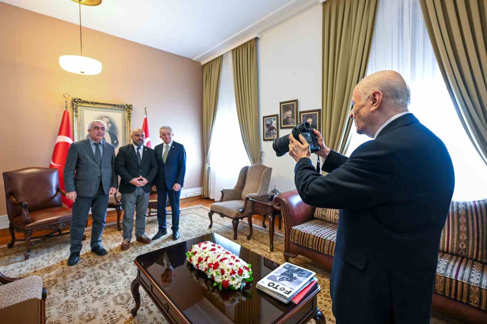 MHP Lideri Bah&ccedil;eli, TFMD heyetinin fotoğrafını bizzat &ccedil;ekti
