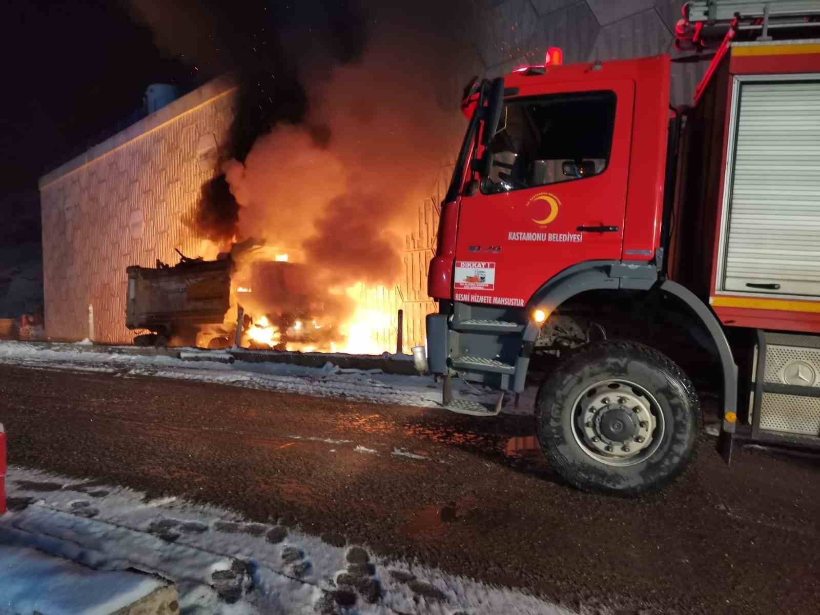 Kereste yüklü kamyon alev alev yandı