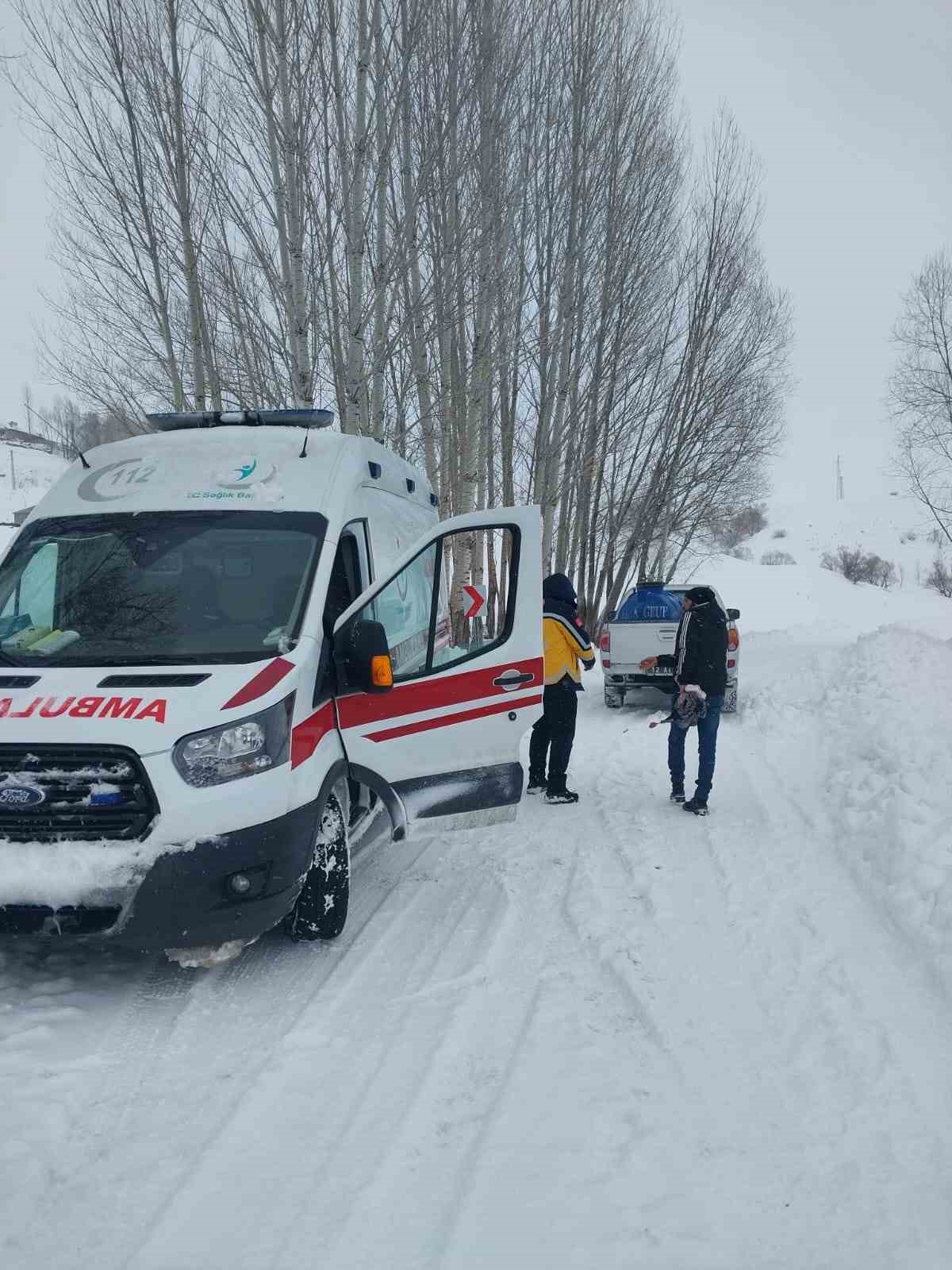 Karlı yollar aşıldı, kalp hastası muhtar i&ccedil;in ekipler seferber oldu
