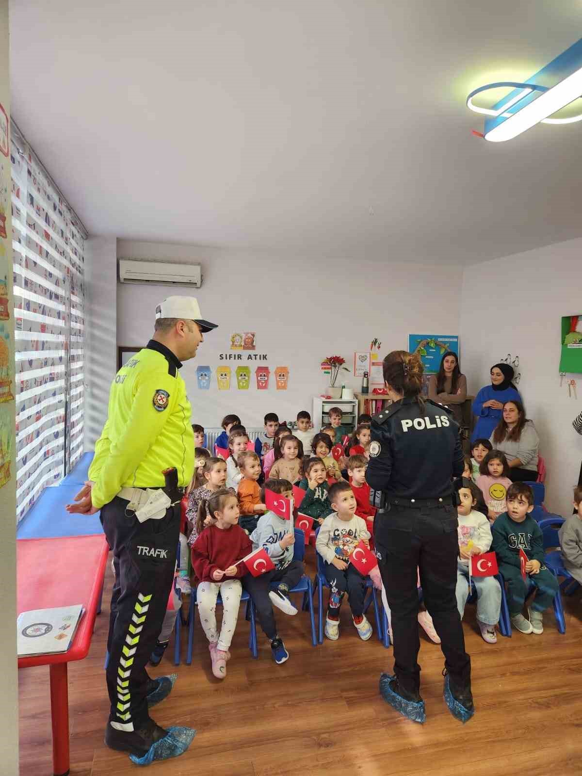 Balıkesir&rsquo;de polisler miniklere trafik eğitimi verdi
