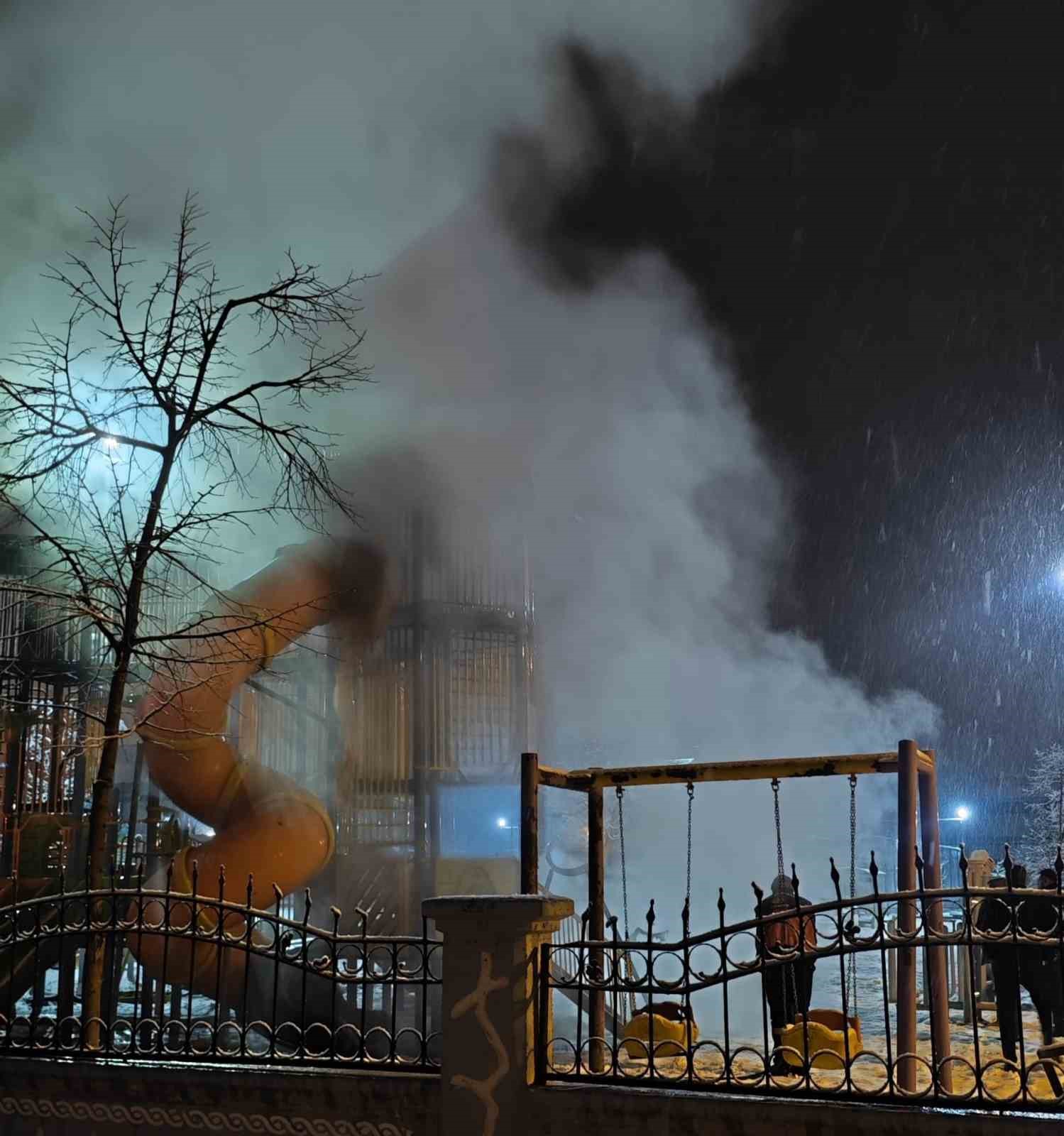 Van&rsquo;da &ccedil;ocuk parkını yaktılar
