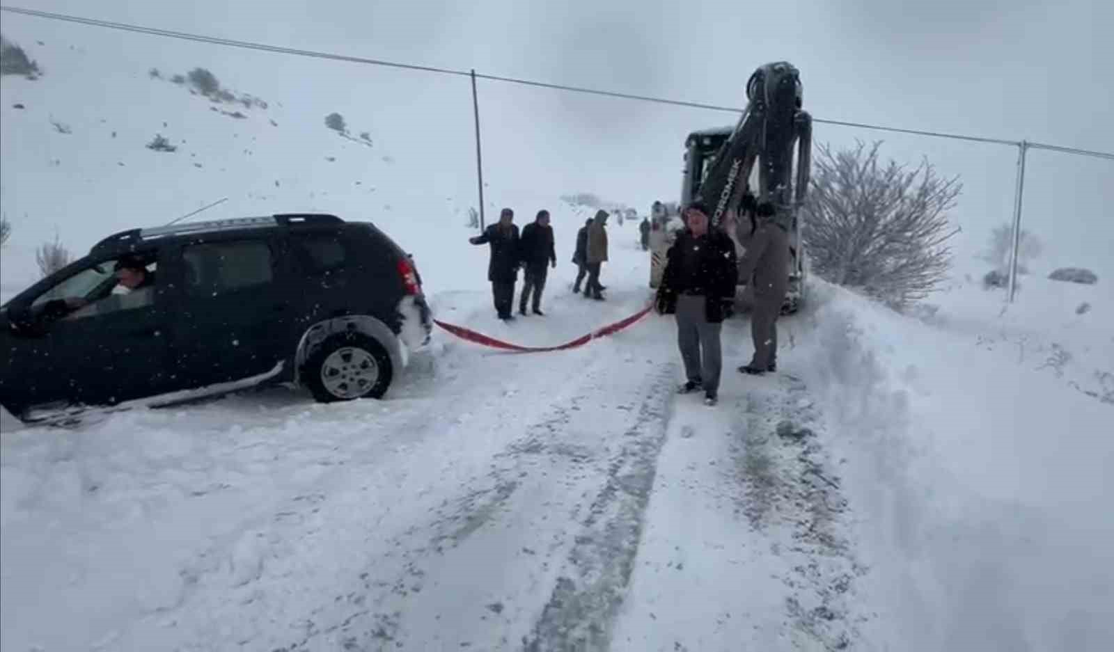 Bayburt&rsquo;ta karla m&uuml;cadele &ccedil;alışmaları aralıksız s&uuml;r&uuml;yor
