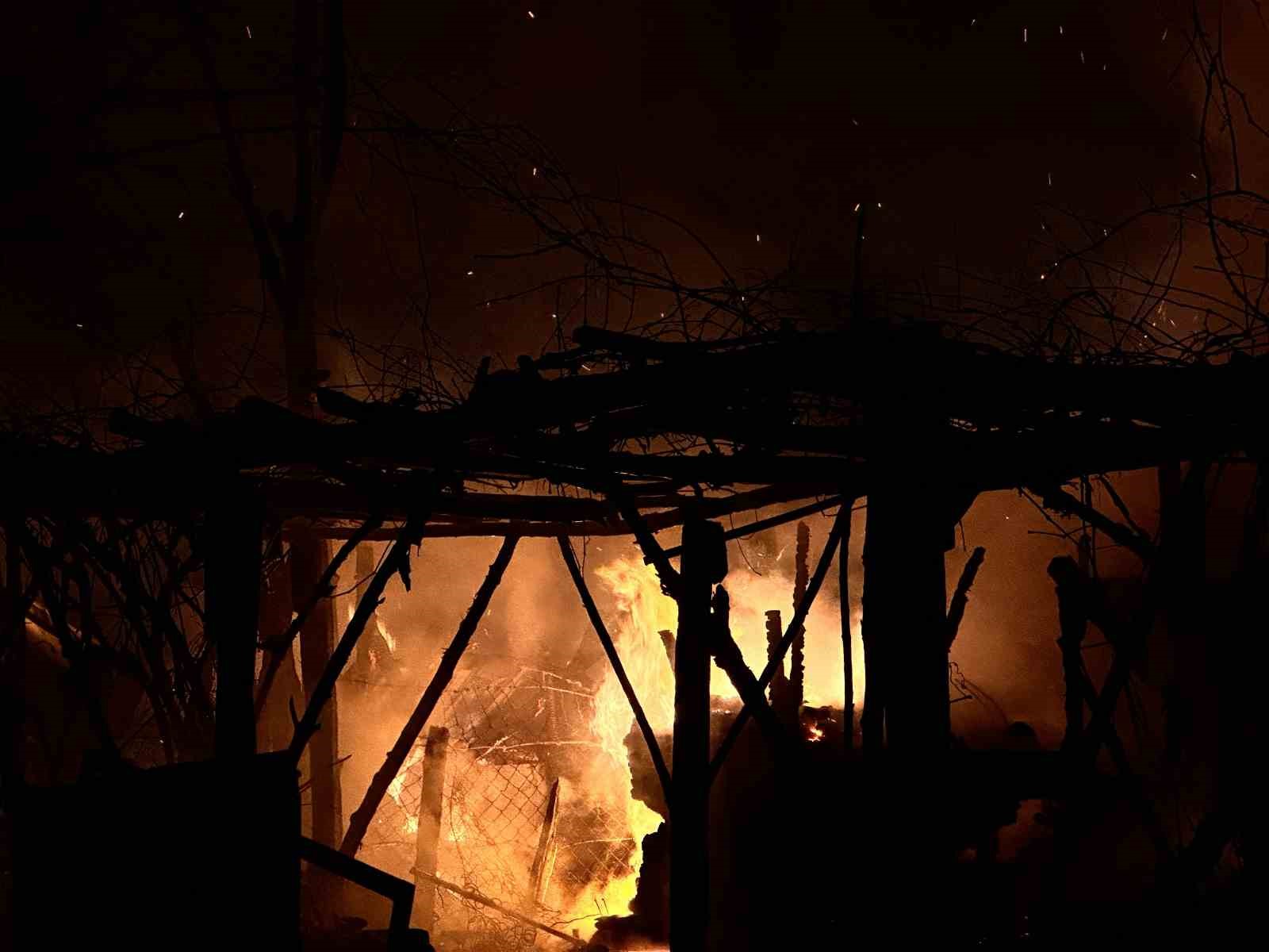 Ardiye yangını eve sı&ccedil;ramadan s&ouml;nd&uuml;r&uuml;ld&uuml;
