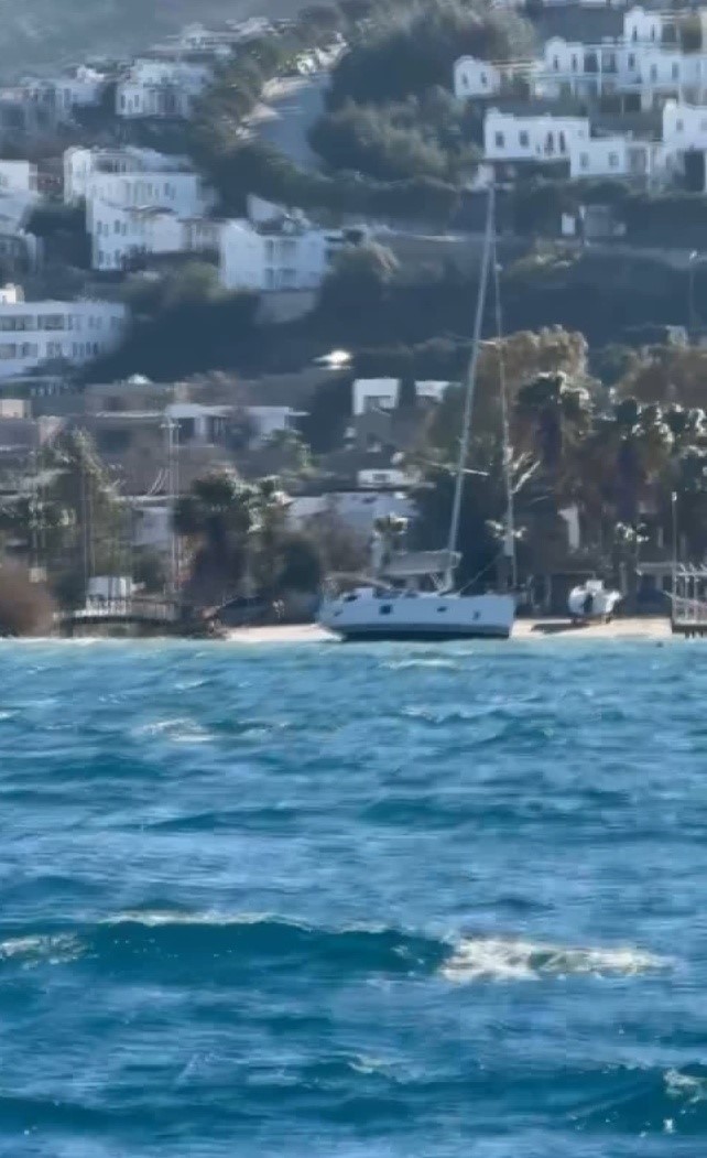 Şiddetli r&uuml;zgar yelkenli tekneyi s&uuml;r&uuml;kledi
