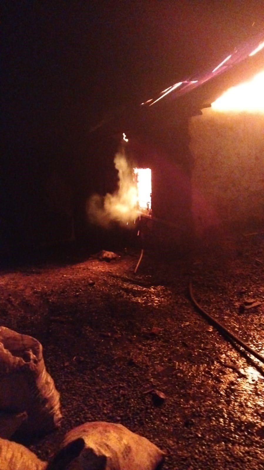 Adana&rsquo;da yangın: Ev ve ahır k&uuml;le d&ouml;nd&uuml;
