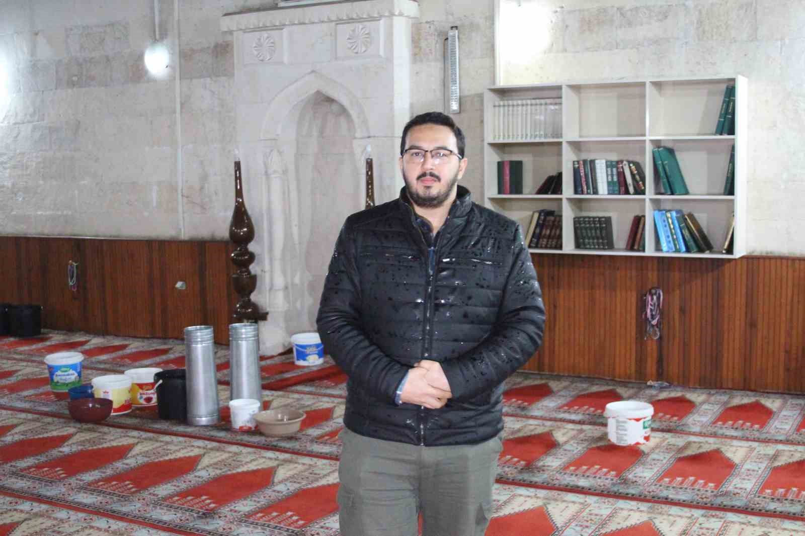 &Ccedil;atısı akan 201 yıllık camide kovalı &ouml;nlem
