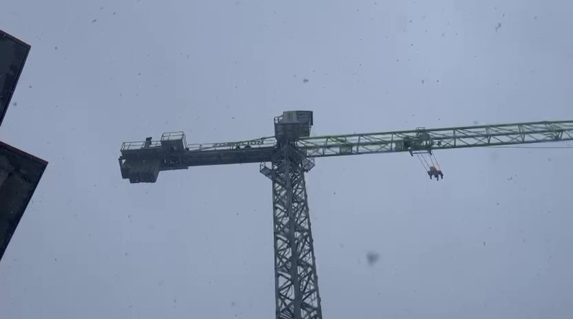 İş&ccedil;ilerden inşaat kule vincinde intihar girişimi
