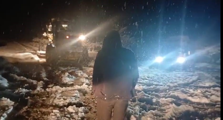 Batman&rsquo;da k&ouml;y yolunda mahsur kalan 10 kişi lurtarıldı
