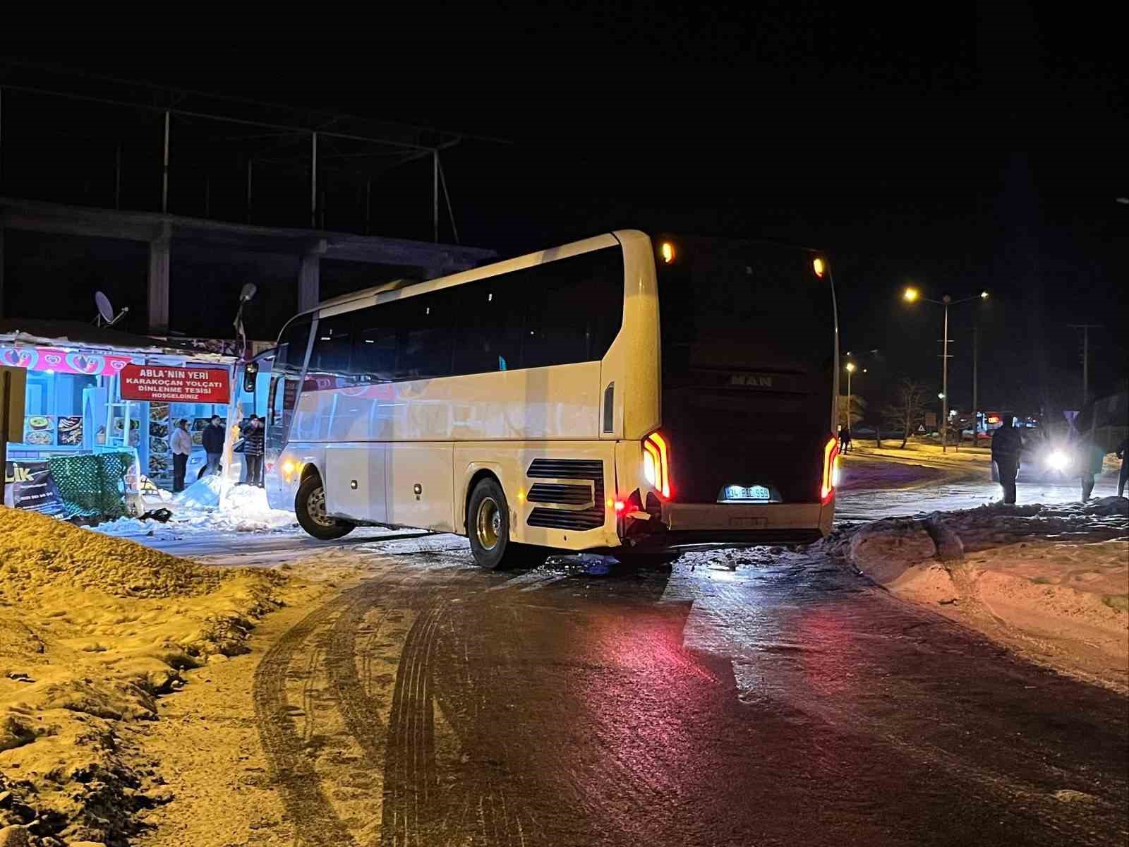 Elazığ’da facianın eşiğinden dönüldü: Otobüs devrilmekten son anda böyle kurtuldu