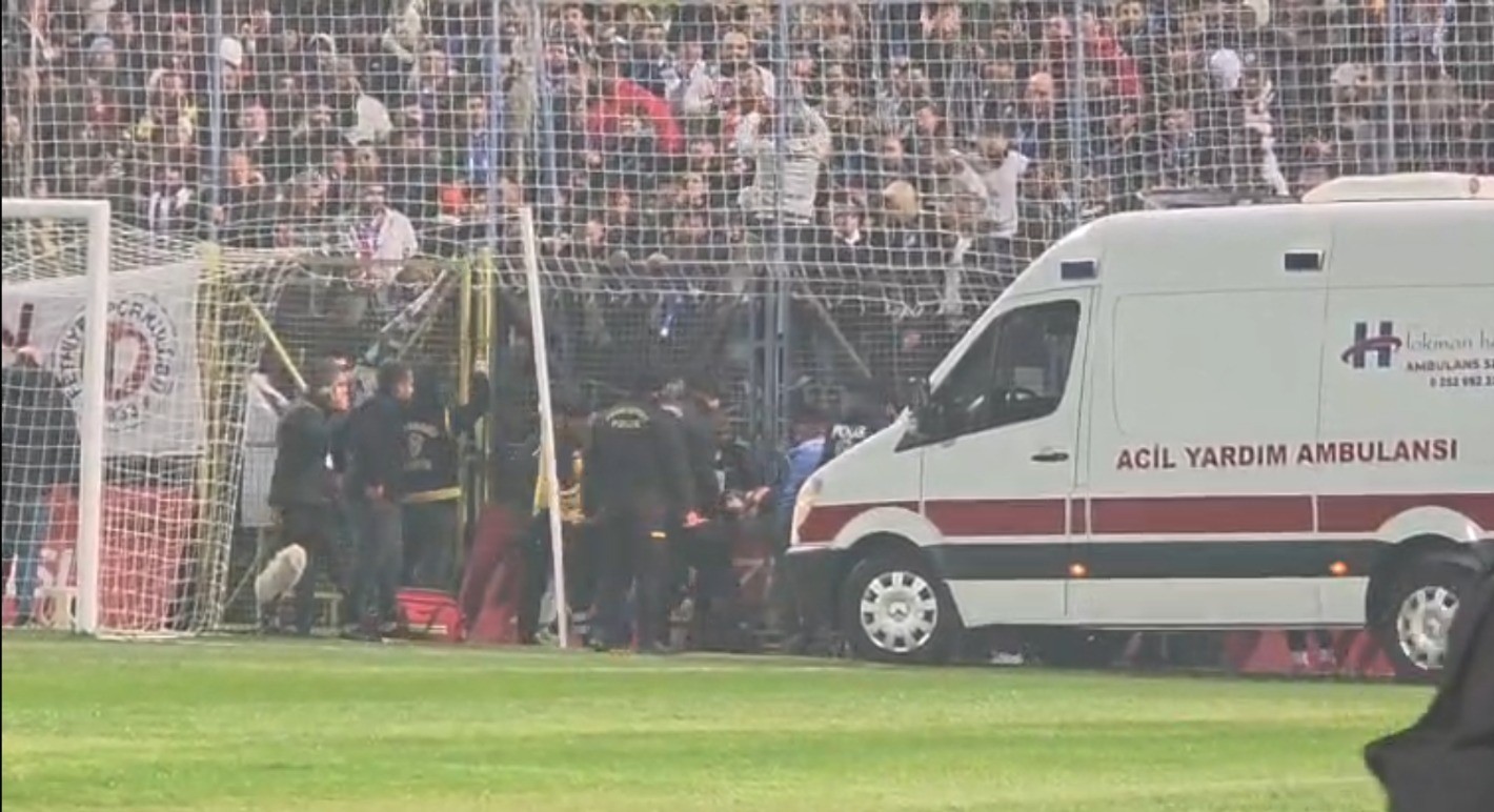 T&uuml;rkiye Kupası ma&ccedil;ı &ouml;ncesi bir taraftar trib&uuml;nden d&uuml;şt&uuml;
