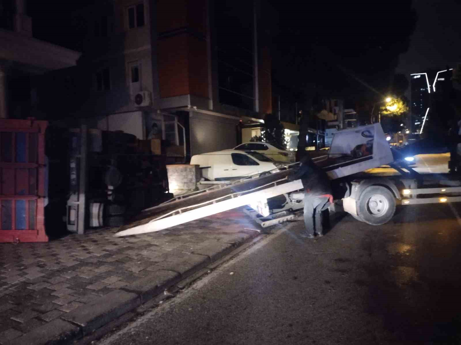 Maltepe&rsquo;de moloz y&uuml;kl&uuml; kamyonet otomobilin &uuml;zerine devrildi
