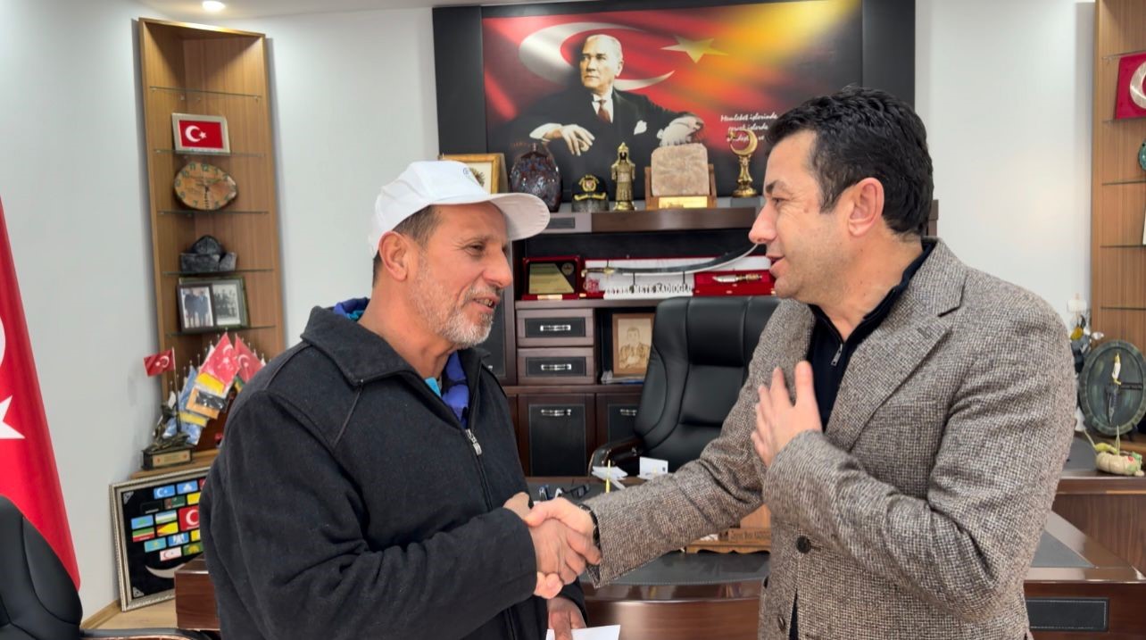 Engelli vatandaşın kaybettiği parayı bulan belediye personeli ödüllendirildi