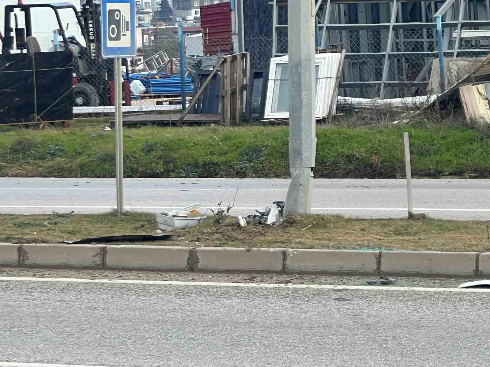 S&uuml;r&uuml;c&uuml;s&uuml;n&uuml;n kontrol&uuml;n&uuml; kaybettiği otomobilin aydınlatma direğine &ccedil;arptığı anlar kamerada
