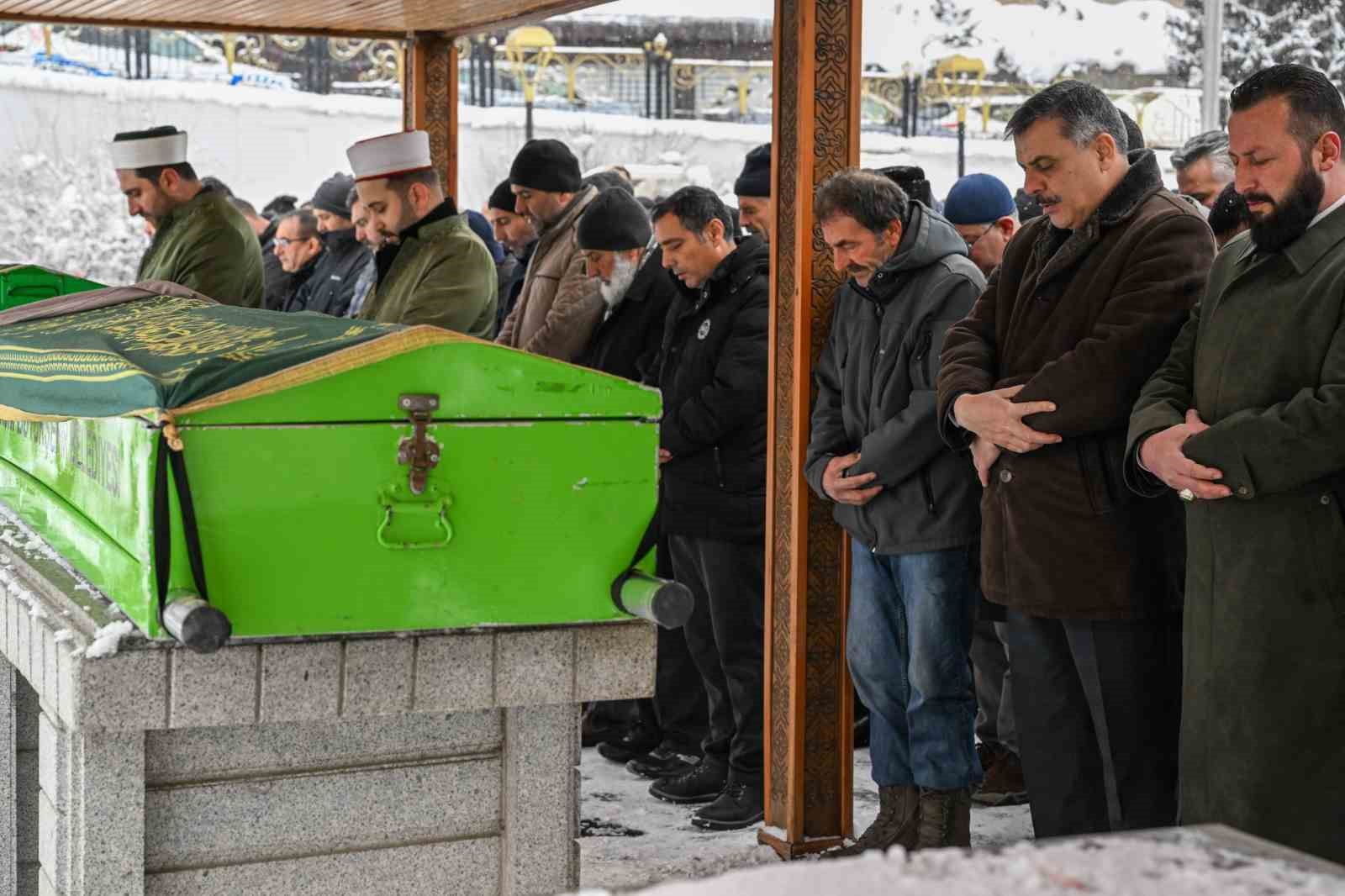 Vali &Ccedil;ift&ccedil;i&rsquo;den Naciye Nine&rsquo;ye vefa
