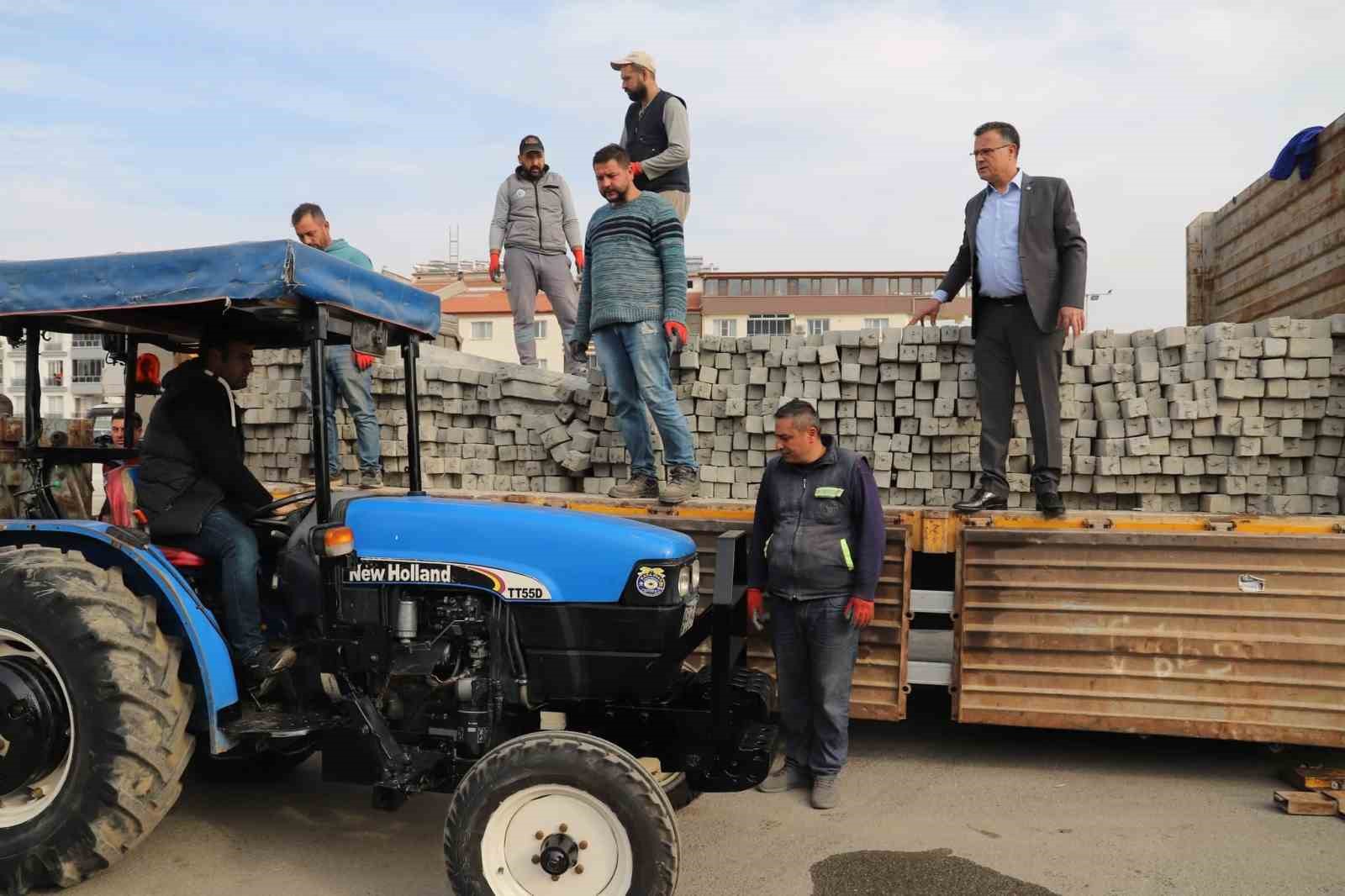 Alaşehir&rsquo;de 350 &uuml;reticiye 3 bin 500 bağ direği hibesi
