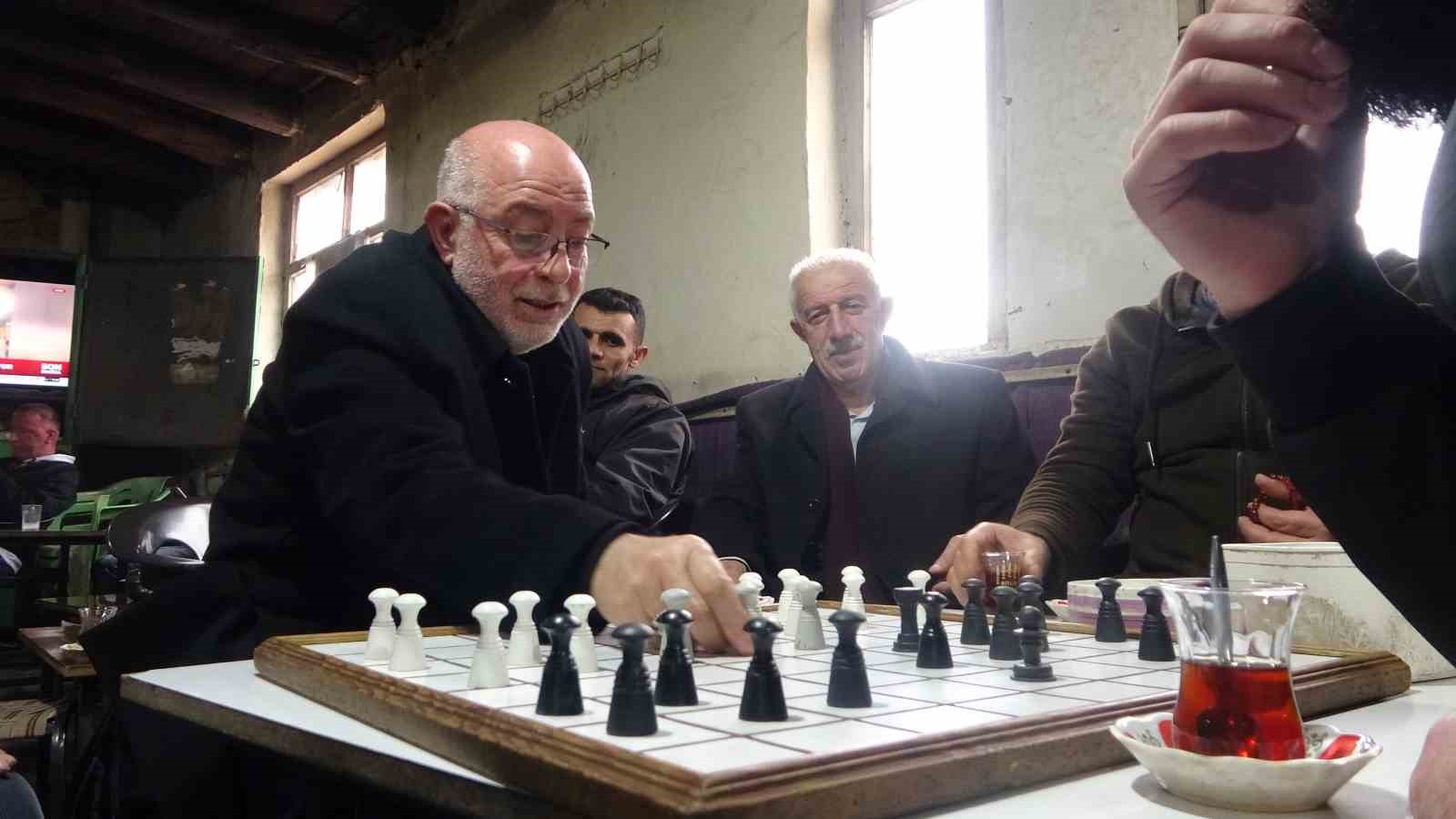 Hask&ouml;y&rsquo;de 40 yıllık &ccedil;ay evi: Kağıt oyunu yok, satran&ccedil; var
