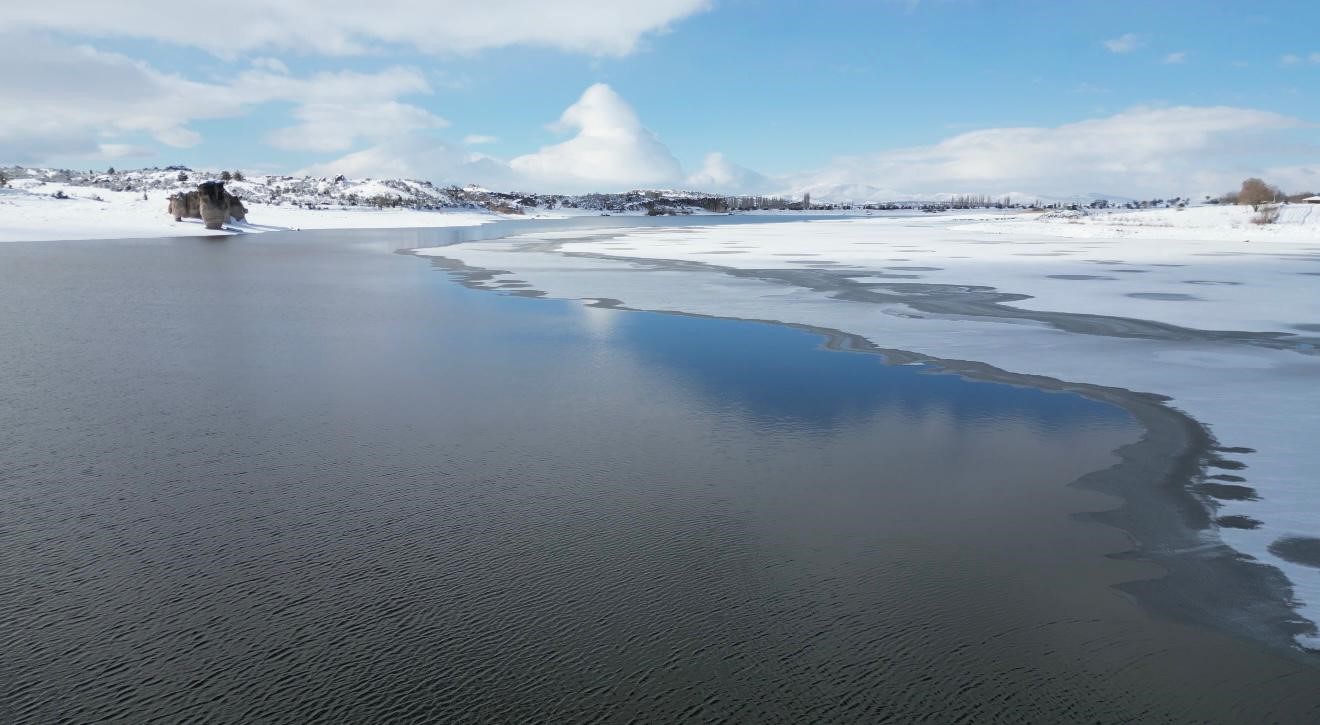 Donan Emre G&ouml;l&uuml; g&ouml;r&uuml;nt&uuml;s&uuml;yle kartpostalları aratmadı
