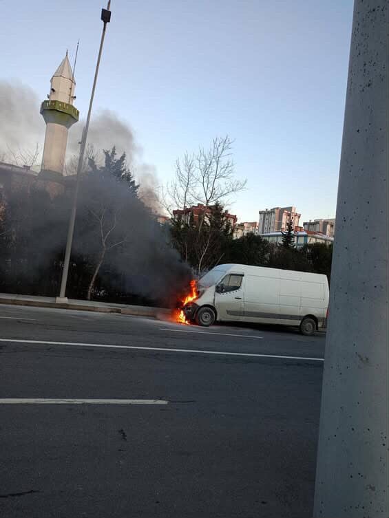 Arnavutköy’de  seyir halindeki ticari araç alev aldı, o anlar kamerada