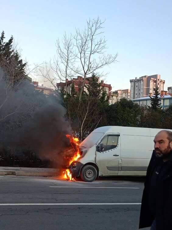 Arnavutk&ouml;y&rsquo;de  seyir halindeki ticari ara&ccedil; alev aldı, o anlar kamerada
