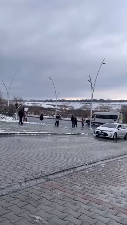 Arnavutköy’de çocukların tehlikeli oyunu sürücüleri zor durumda bıraktı