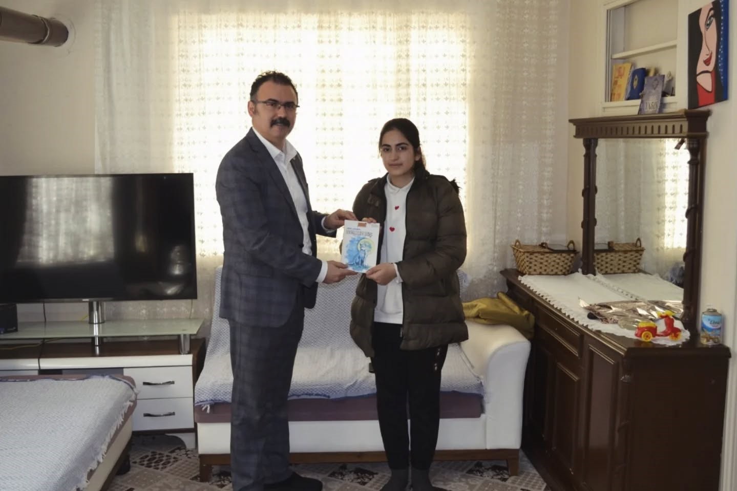 Kaymakam Ateş, &ouml;ğrencilerin evine misafir oldu
