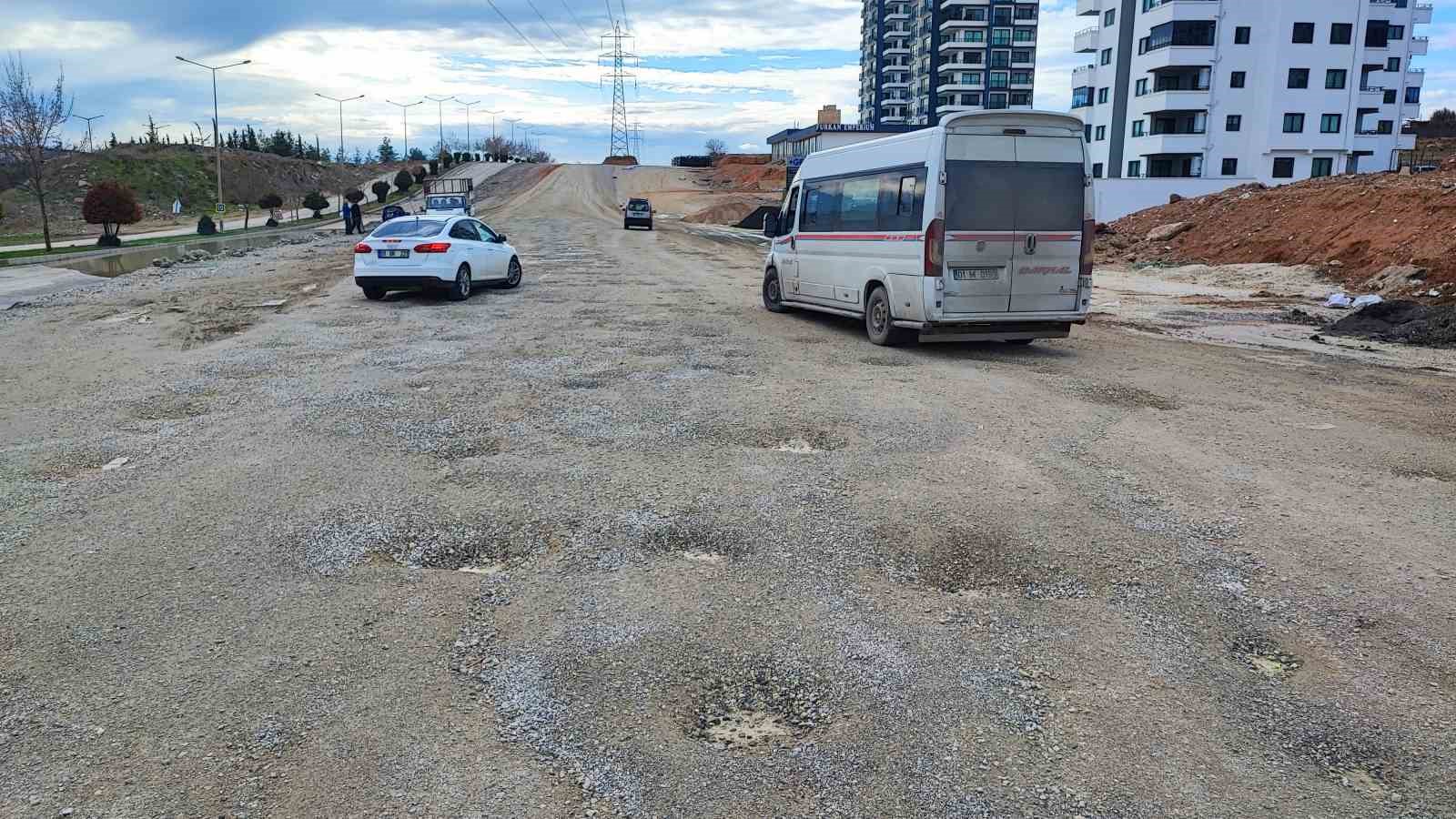 Belediye su tahliyesi yerine yolu kapattı, yapım aşamasındaki yolu a&ccedil;tı
