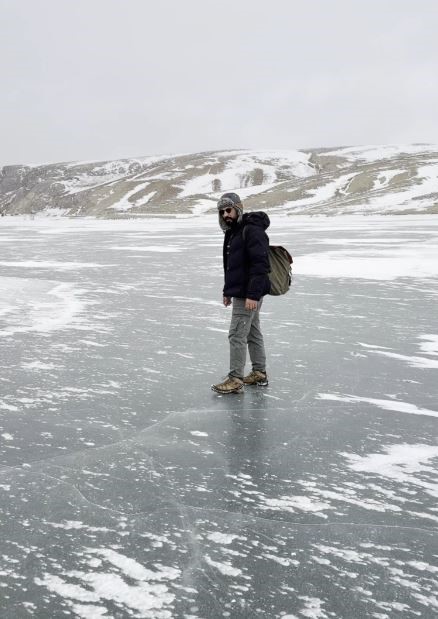 Donan baraj g&ouml;l&uuml;n&uuml;n &uuml;zerine kilim serip oturdu
