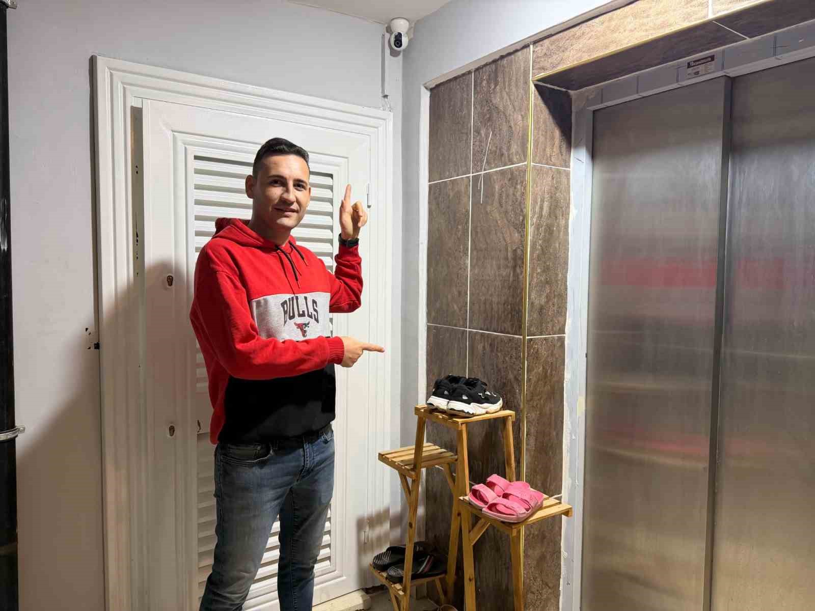 Kadın hırsızlar beğendikleri ayakkabıları b&ouml;yle &ccedil;aldı
