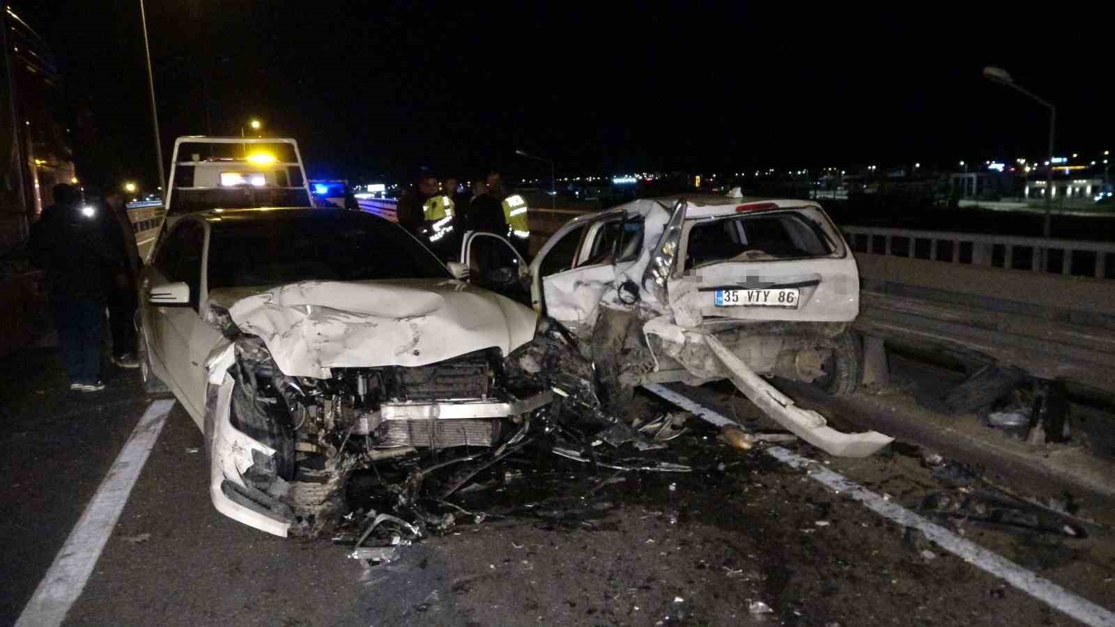 Manavgat&rsquo;ta k&ouml;pr&uuml;l&uuml; kavşakta zincirleme kaza: 2 yaralı
