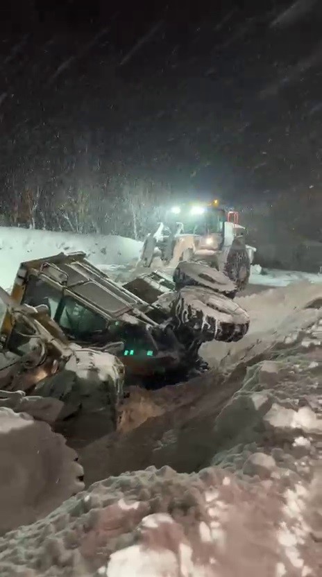 Erzurum’da kar temizleme aracı devrildi